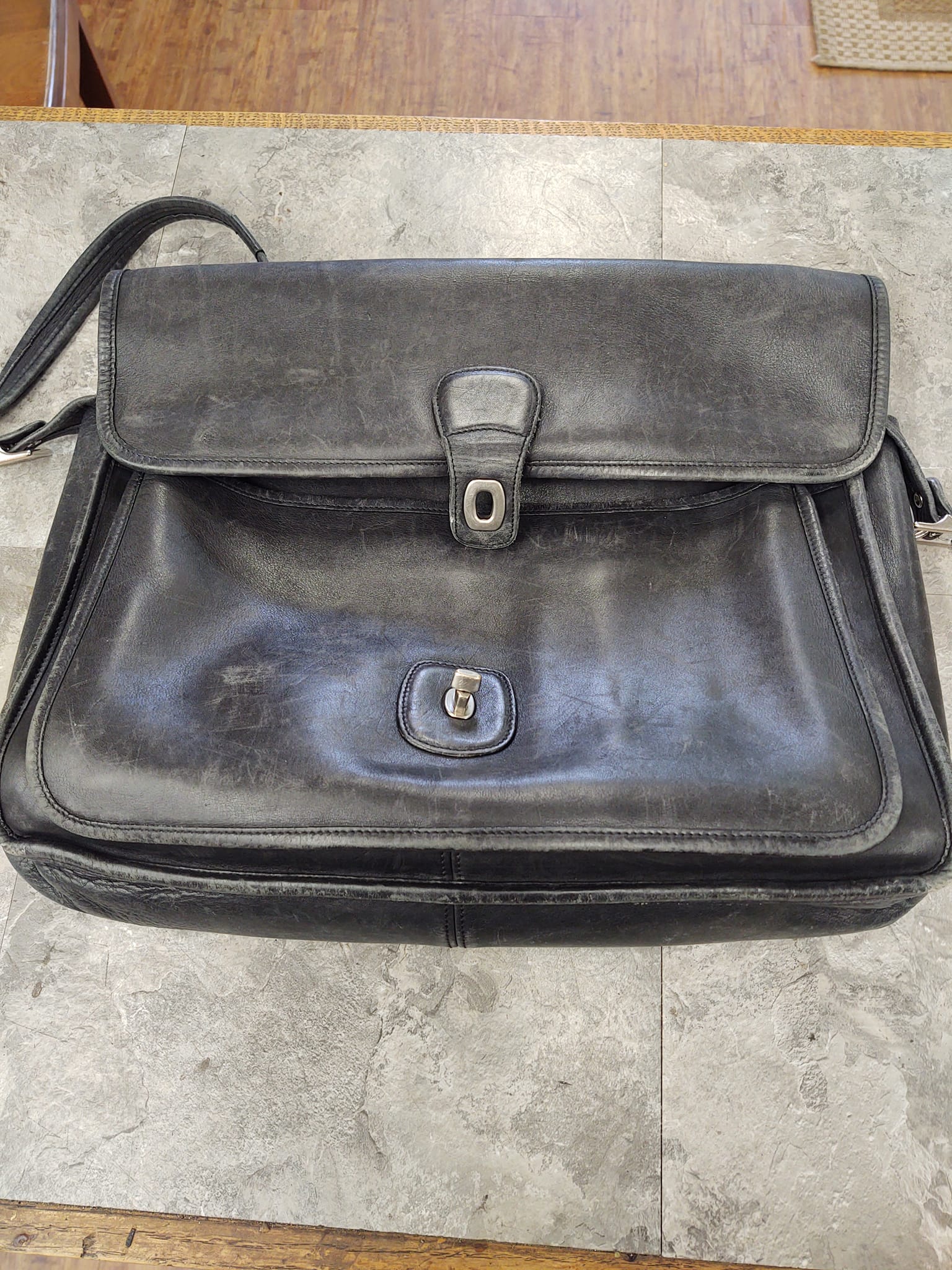 Vintage @coach Bixby Sling bag circa 1995. This little beauty is