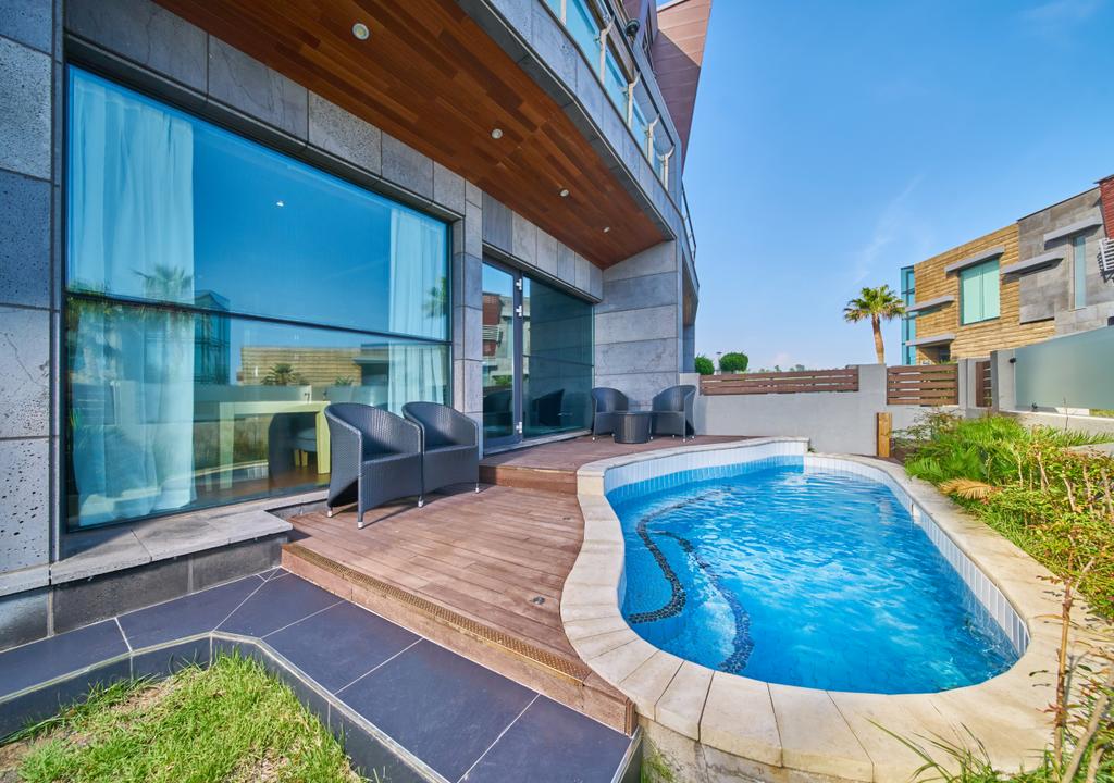 Homebliss - 💦🌴 Poolside Paradise! Dive into a world of...