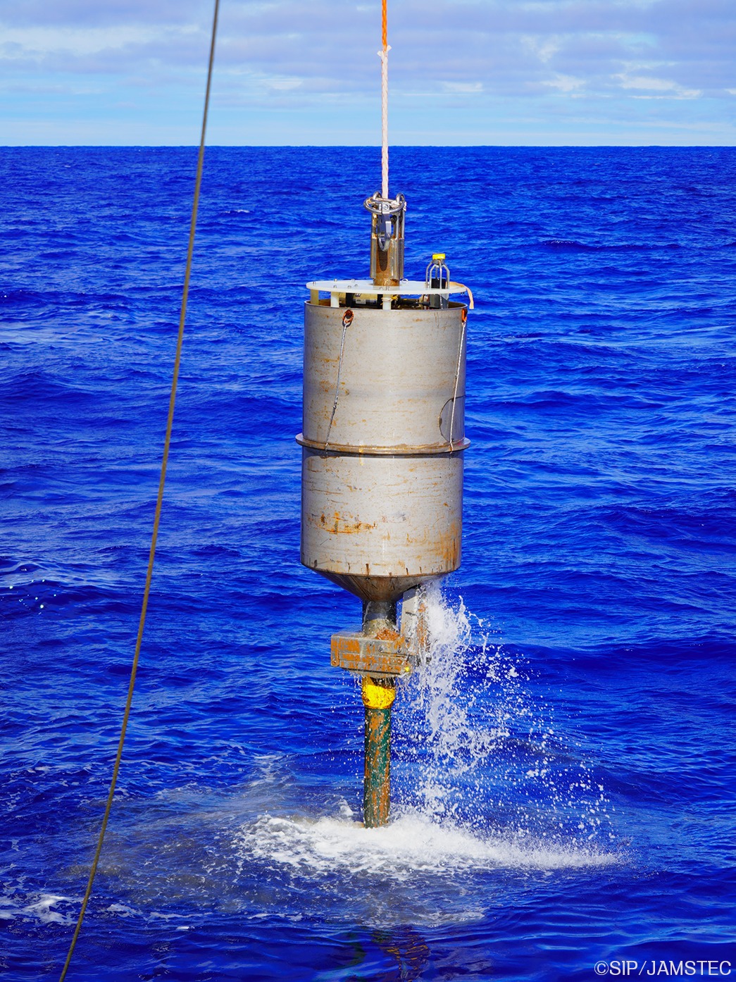 🌊南鳥島だより③🌊 水深5600mの海底から採取した堆積物コアを「かい
