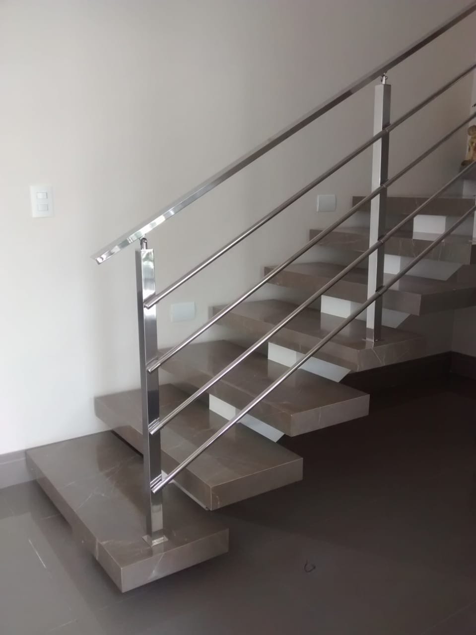 Escada em porcelanato feita sob... - Nakahata Interiores