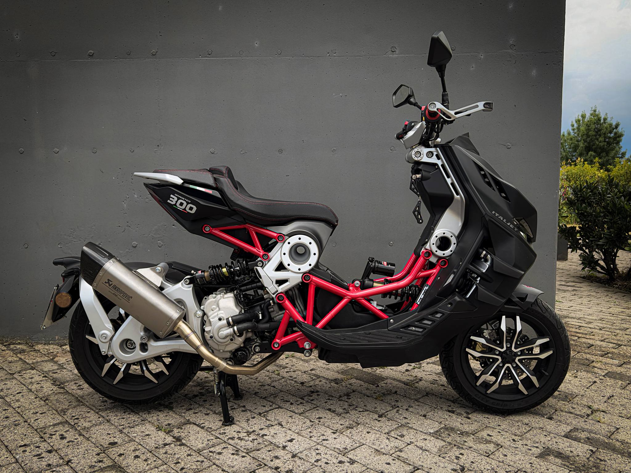 Introducing the new Akrapovič race exhaust system and decat pipe