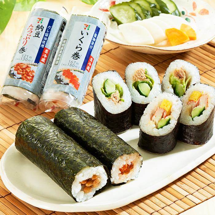 セブン イレブン ジャパン お寿司が新しくなりました パリっとした海苔で巻くいくらや シャキシャキ感のあるレタスが入った新しい美味しさをぜひご堪能下さい いくら巻 167円 税込180円 納豆たっぷり巻 121円 税込130円 サラダ巻 5巻 276円