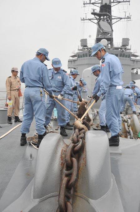 防衛省 海上自衛隊 (Japan - 26.8.9 前甲板で揚錨作業にあたる「た