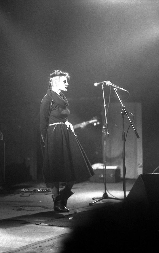 Elizabeth Fraser performing with Cocteau Twins in 1983!