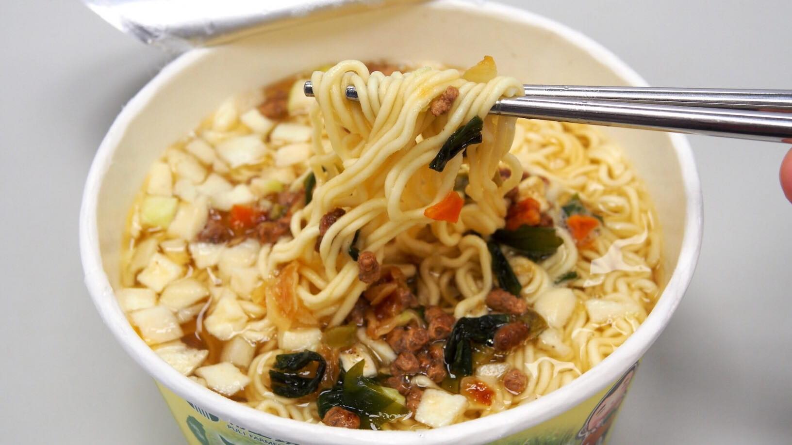 今天要向大家介绍的是来自台湾的美人腿素食汤面 这碗茭白笋泡面是埔里镇农会出的 会 Cup Noodles Mart Facebook