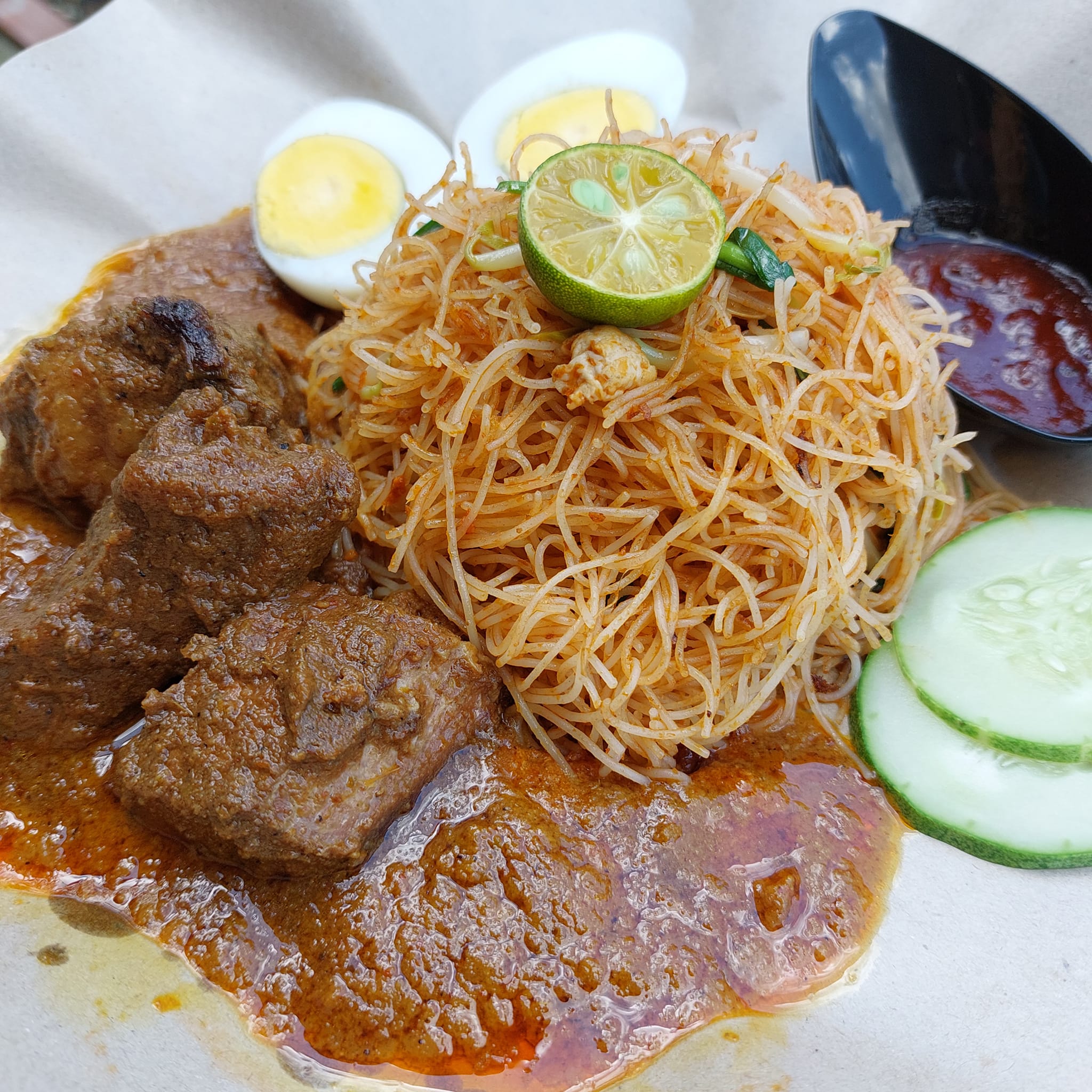 Mee Siam ... Ayam rendang... - Restoran Kampong Boy Tmn Daya