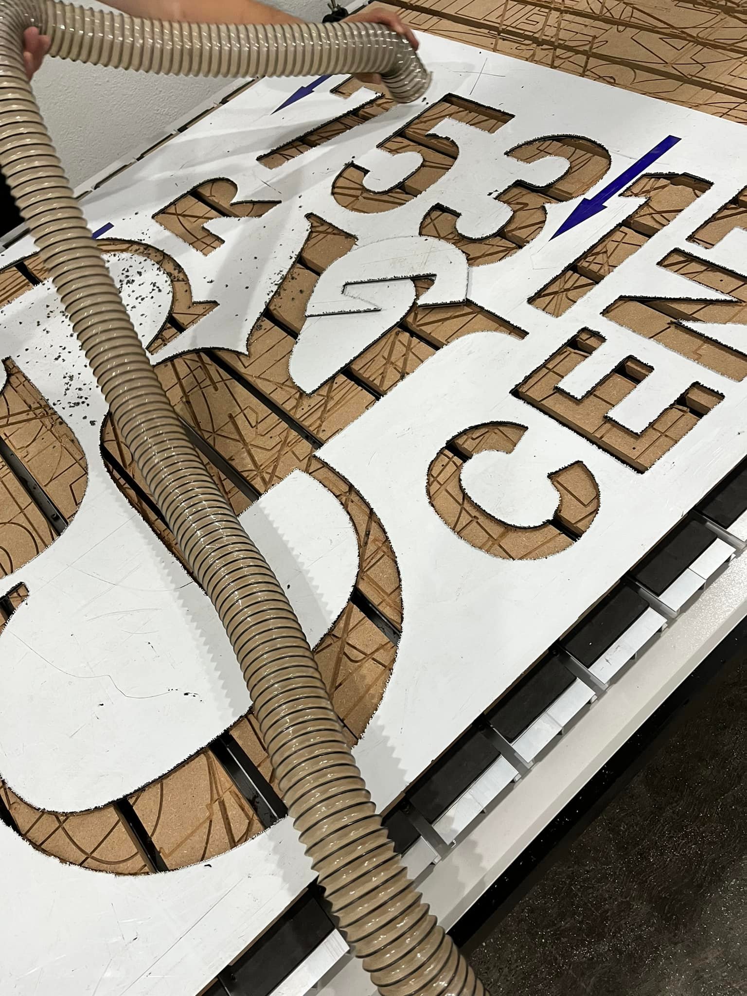 Corte de letras en panel de... - JD Router corte y grabado
