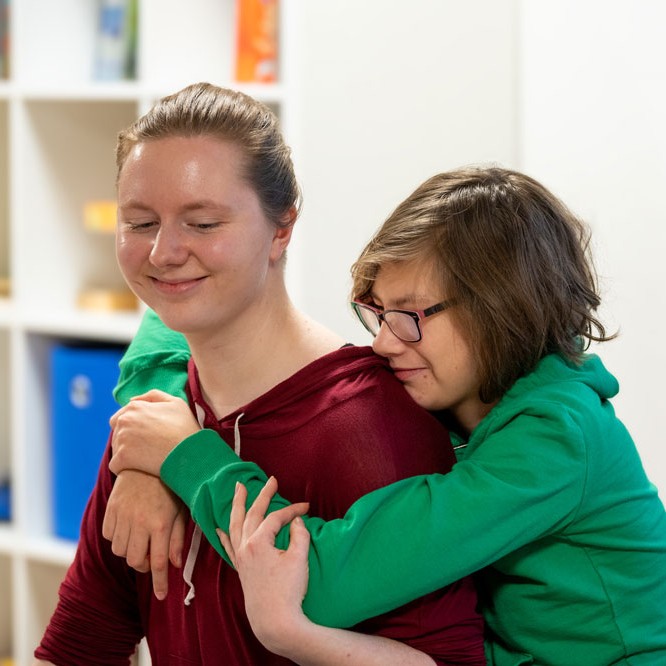 Halt und Geborgenheit gibt Jennifer Hochsprung der 12-jährigen Paula. 🤗 Das Haus Fichtenbusch solle ein echtes Zuhause sein, in dem sich die Kinder wohl und behütet fühlen, so die pädagogische Fachkraft. 🏠💕