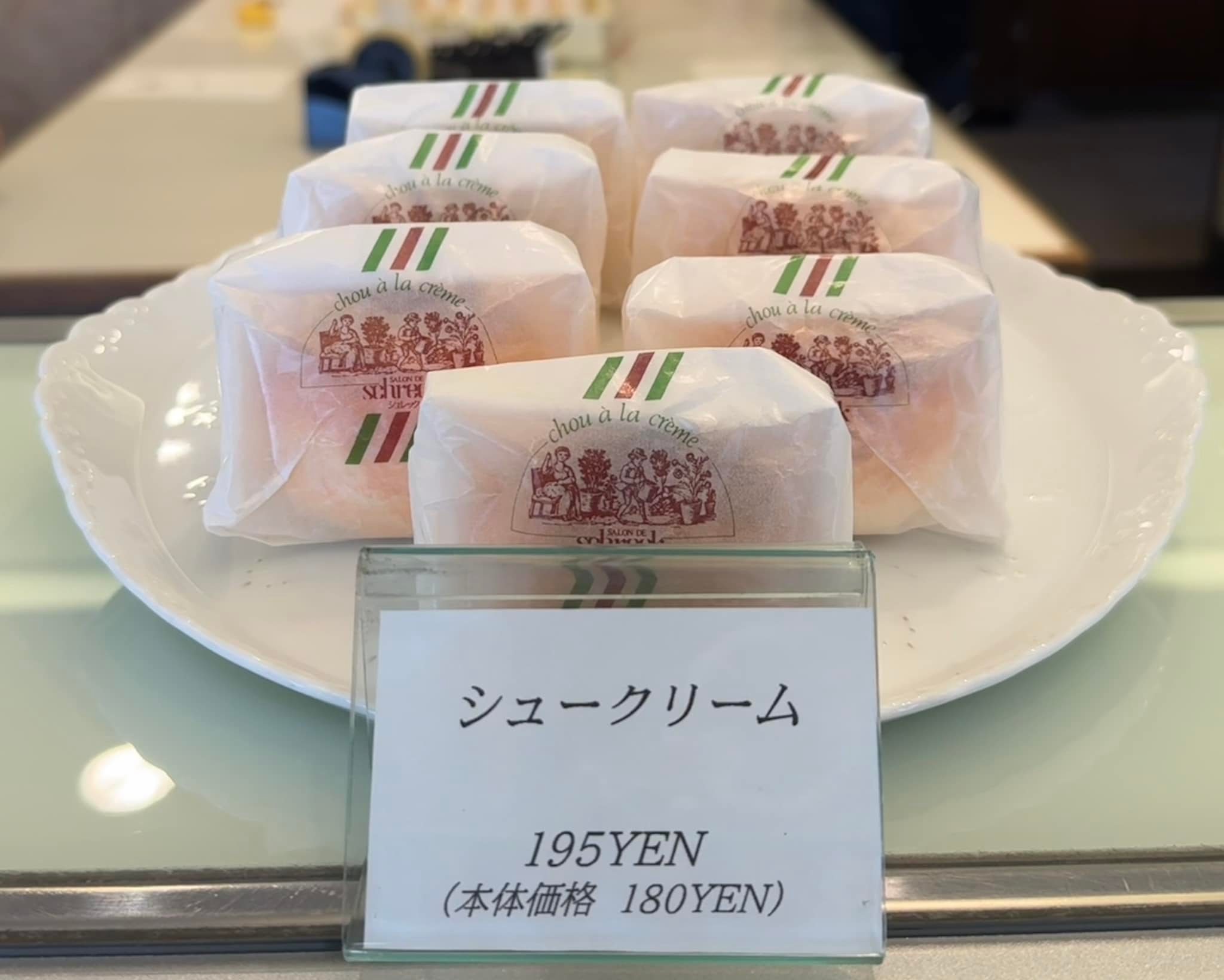 スイーツ編」 シュレックのシュークリーム 初めて食べた人は、見た目 
