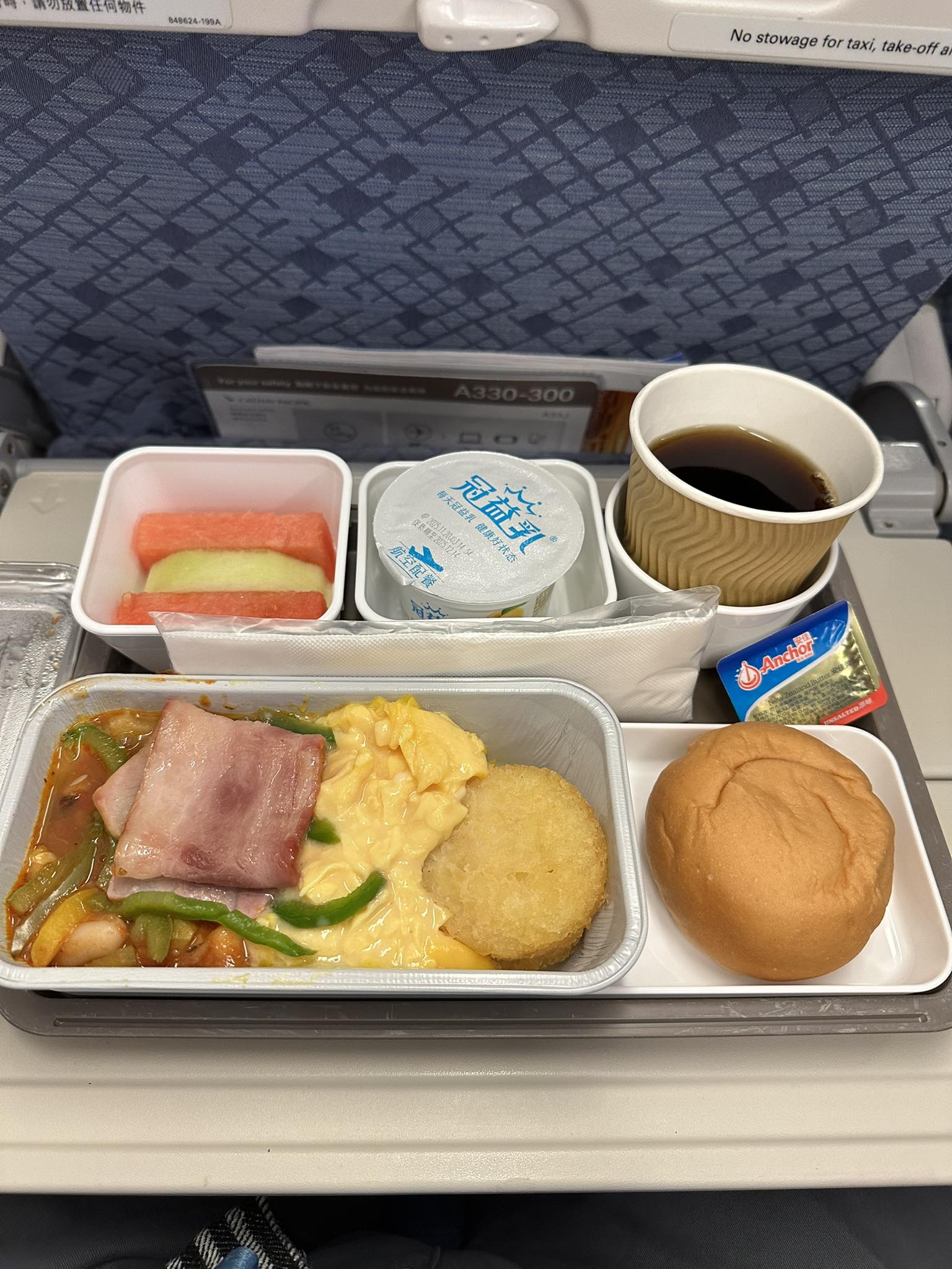 CX347 PEKHKG The economy class meal looks better than the business ...
