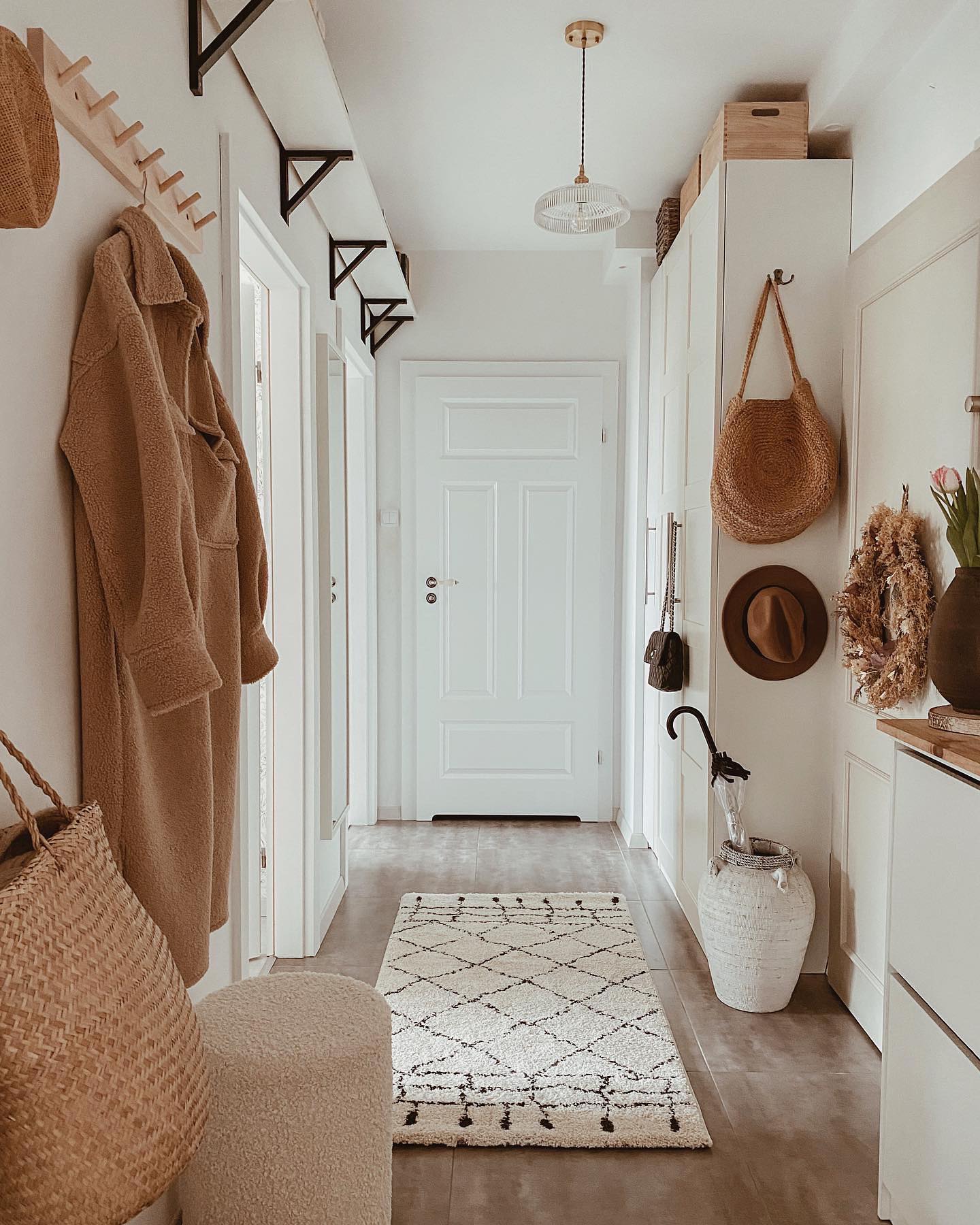 Einladend und hell: Der Flur von @marta_wojtysiak strahlt eine warme Atmosphäre aus.🚪🔑 💡 Unser Tipp: Ein Teppich bringt viel Gemütlichkeit mit sich. Für einen langen, schmalen Flur eignet sich unser Teppich Elliot