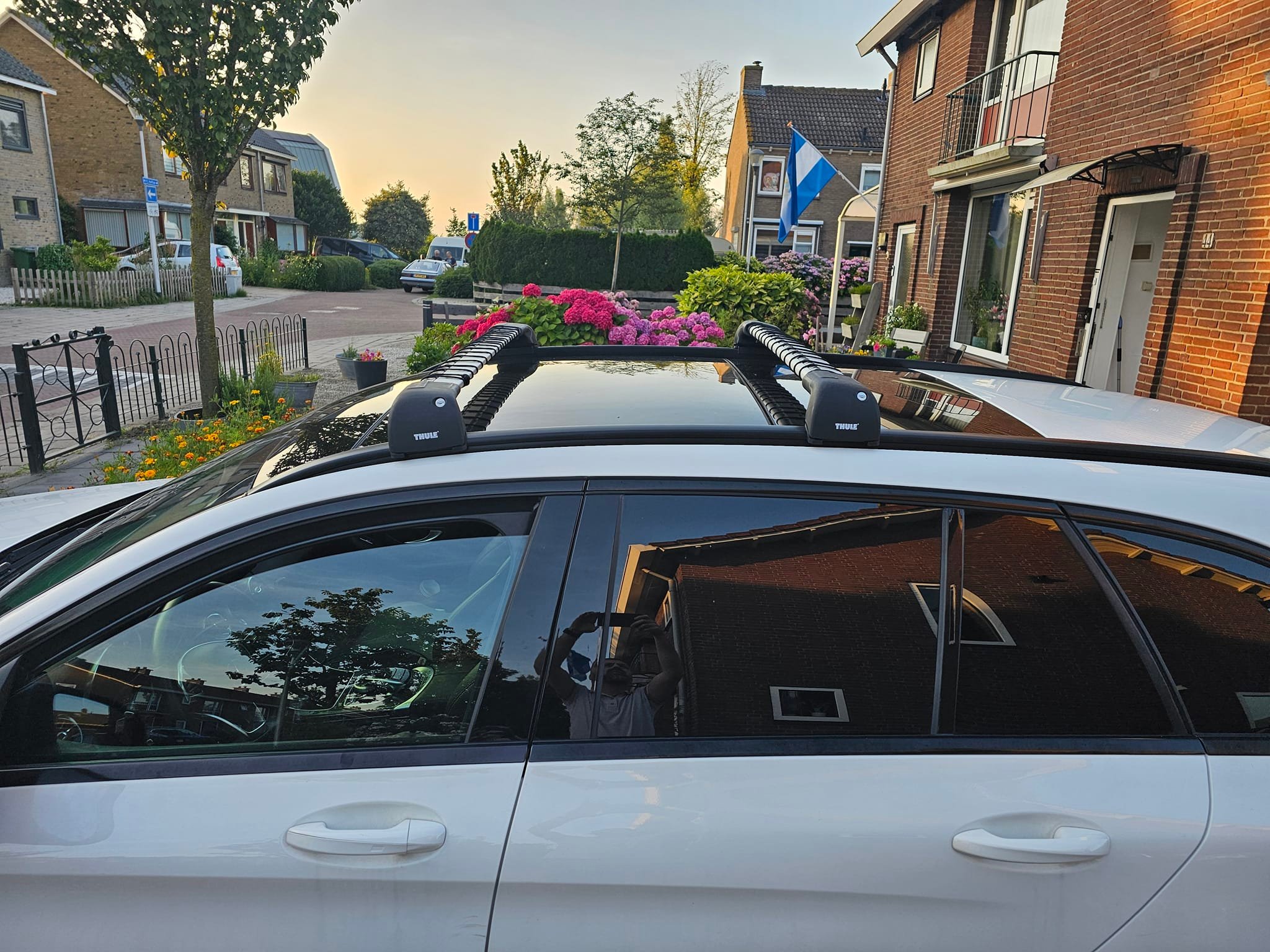 Does anyone here have the Thule wingbar installed on his S205? I 