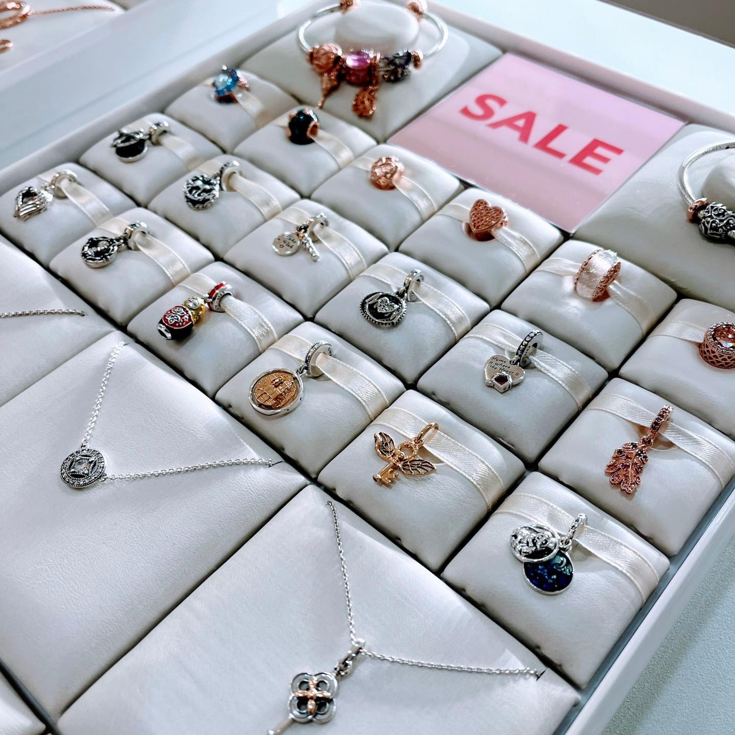 新光三越 台南西門店 - PANDORA 新一季絕版品出清👀 以品牌獨有的優雅細緻💎讓你美麗升級🤩🤩... | Facebook