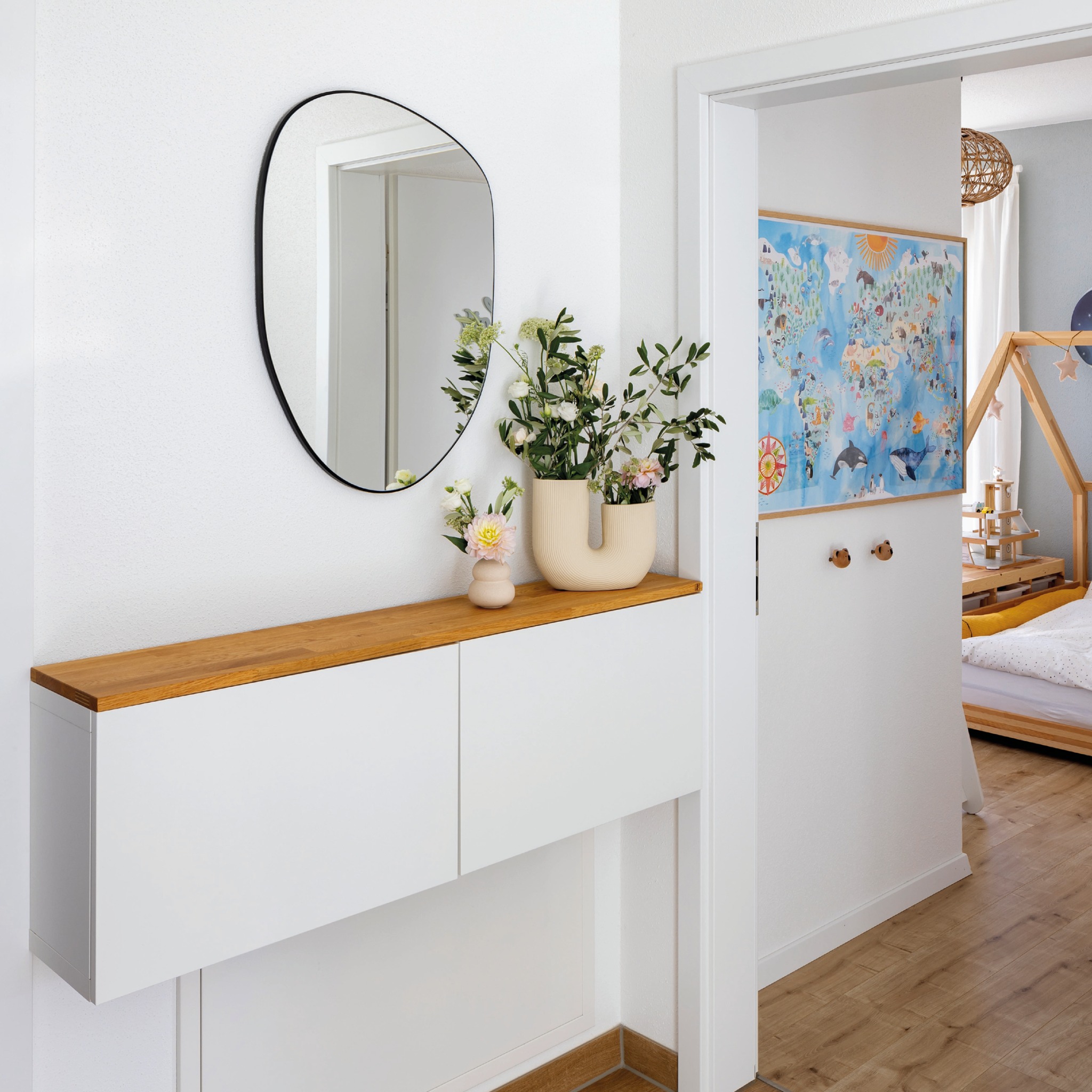 Eleganter Hängeschrank für den Flur, geschickt kombiniert mit einem asymmetrischen Wandspiegel und Vasen. So wird jeder Flur zum Hingucker! @just_a_n0rmal_photographer #fingerhaus #fertighaus #alle