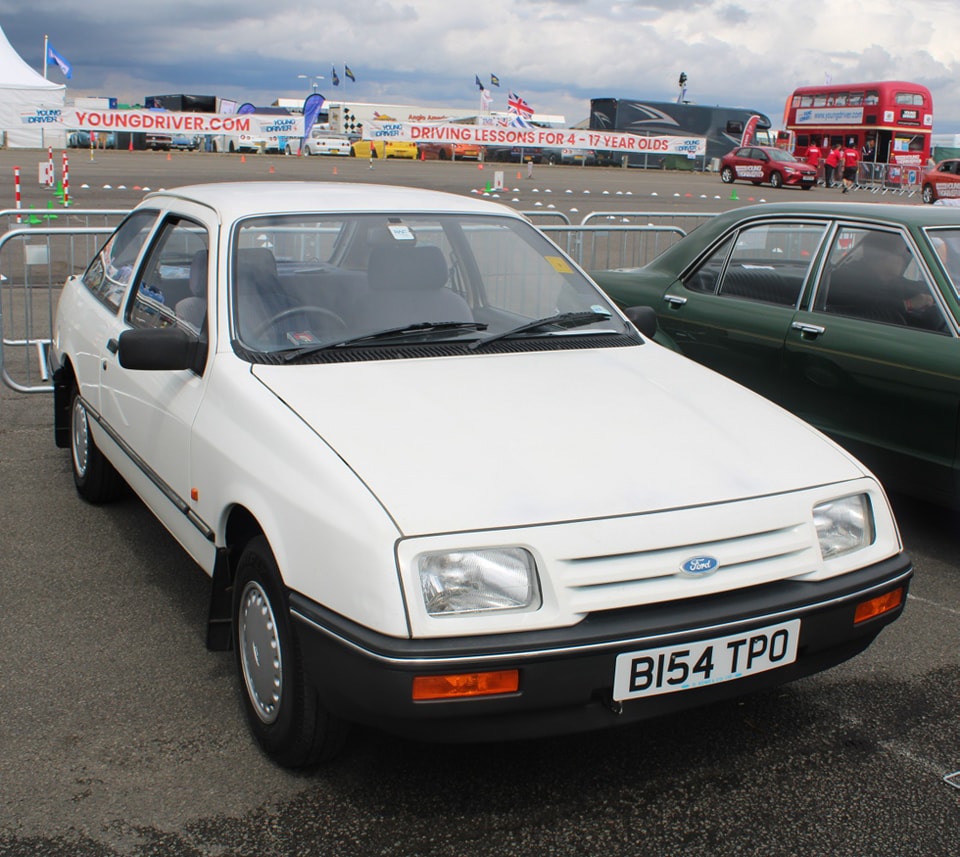 フォード It's the 80's and dad's new cars turned up, and he's gone radical