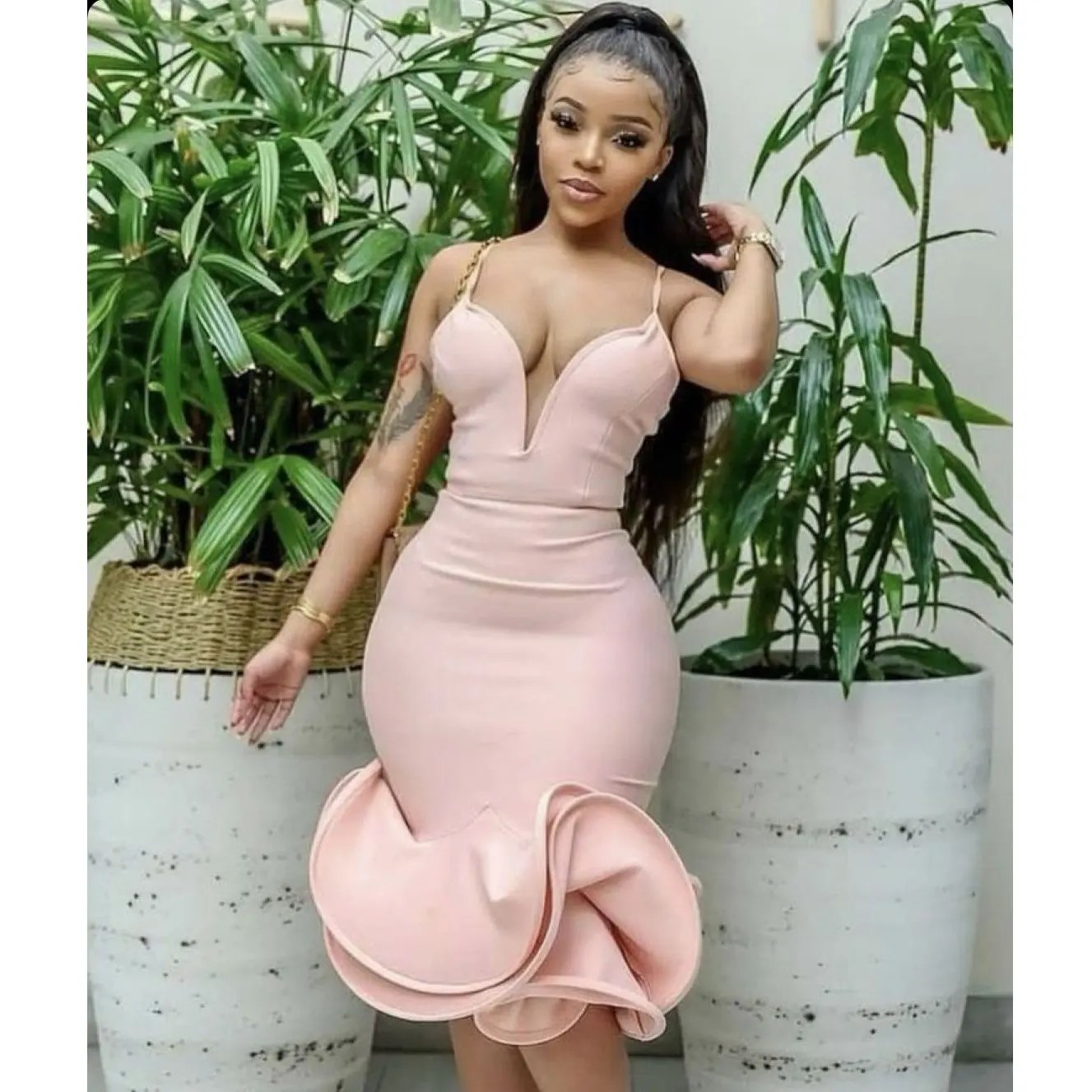 bodycon dress with flare at bottom Sleeveless V-Neck R 350 Size S to 2XL Available in different colors ✨️ Pink black white red blue Taglia:38 Visible internal boning in no-returns:2025-11-26_2025-11-27 How to Style a