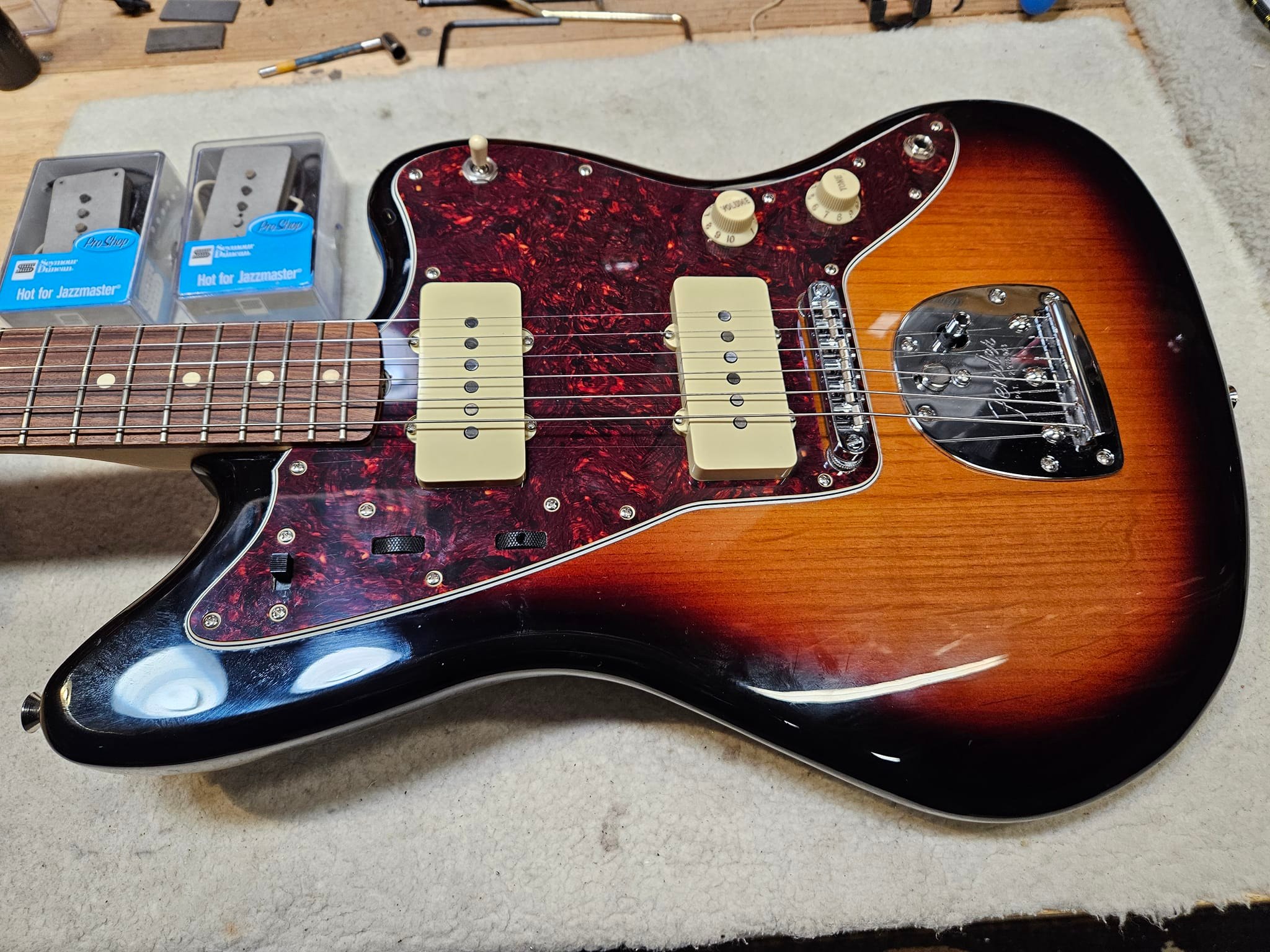 It's interesting how the Jazzmaster adds fuzz to distortion and