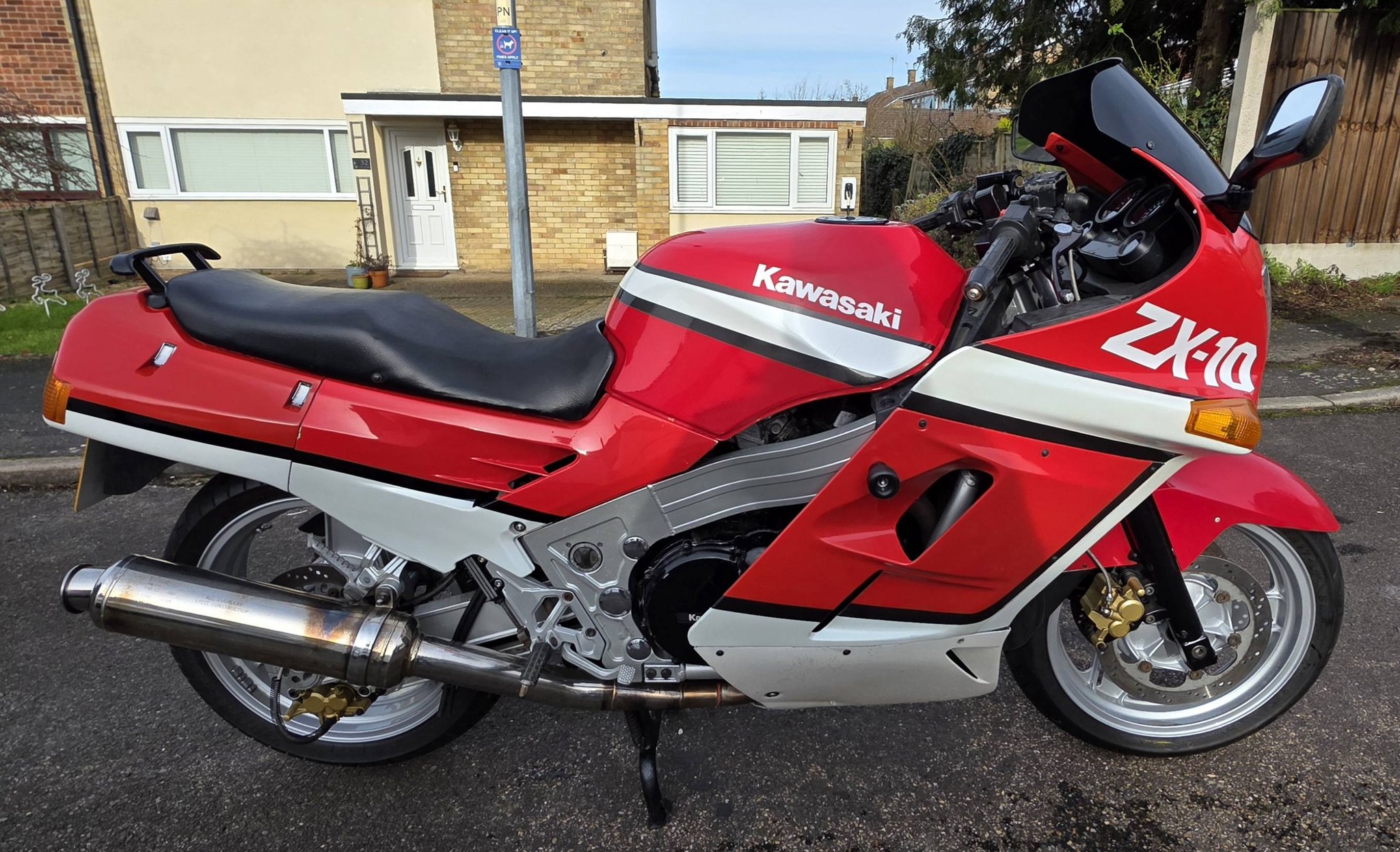 Selling this beautiful Kawasaki ZX10, Running, V5, no MOT £1750