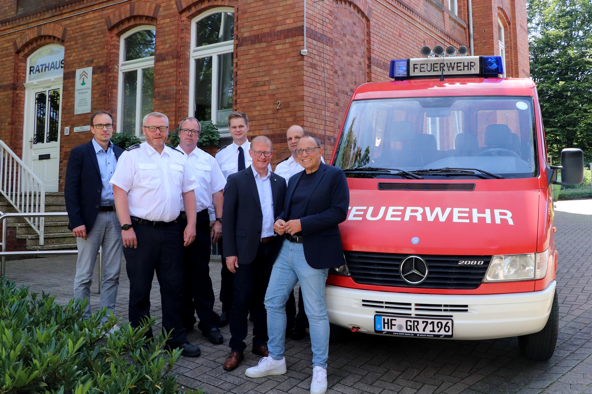 Gemeinde - 🚒 Ein Feuerwehr-Fahrzeug am Rathaus: Die Gemeinde hat eine ...