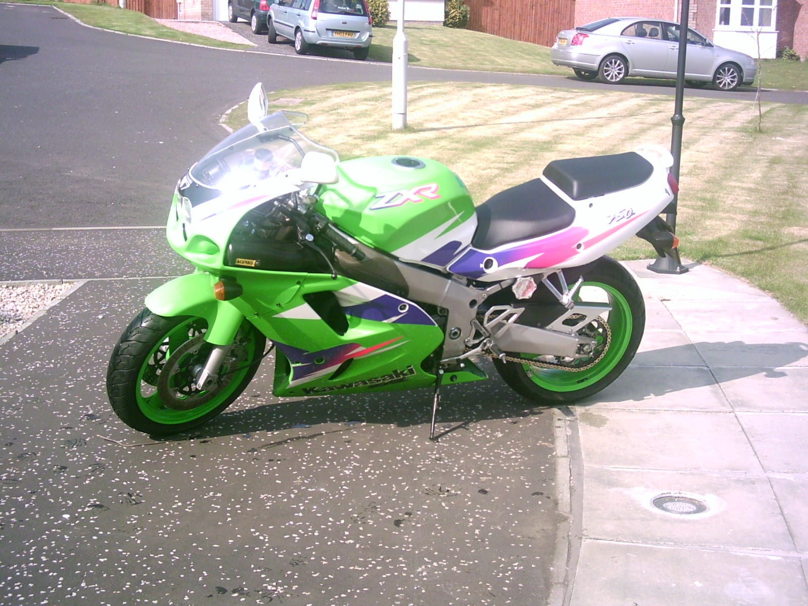 Here's my 2004 kawasaki zr7 with a ducati 748 seat unit and zxr