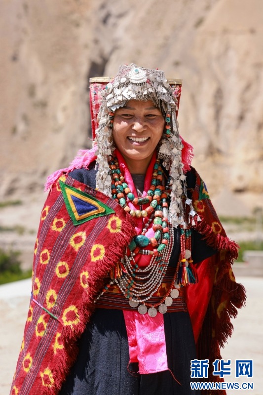 西藏阿里：鲜为人知的底雅妇女服饰 The traditional women's dress in