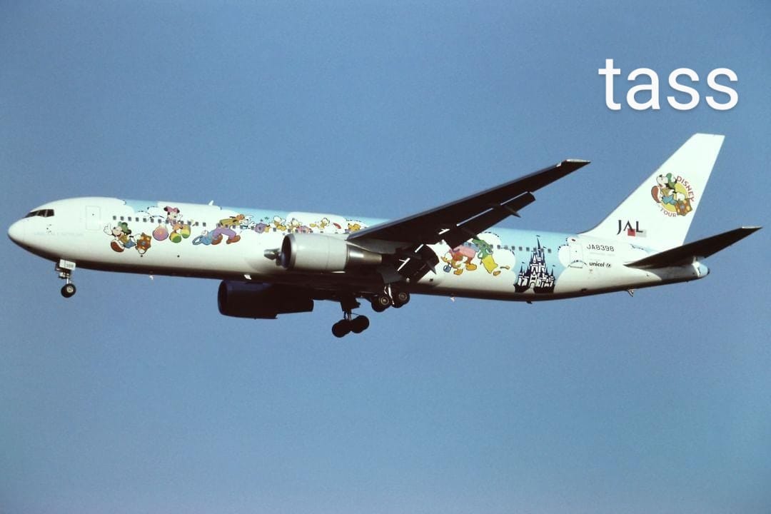 JA8233: Boeing 767-246 of Japan Airlines - JAL in 1990