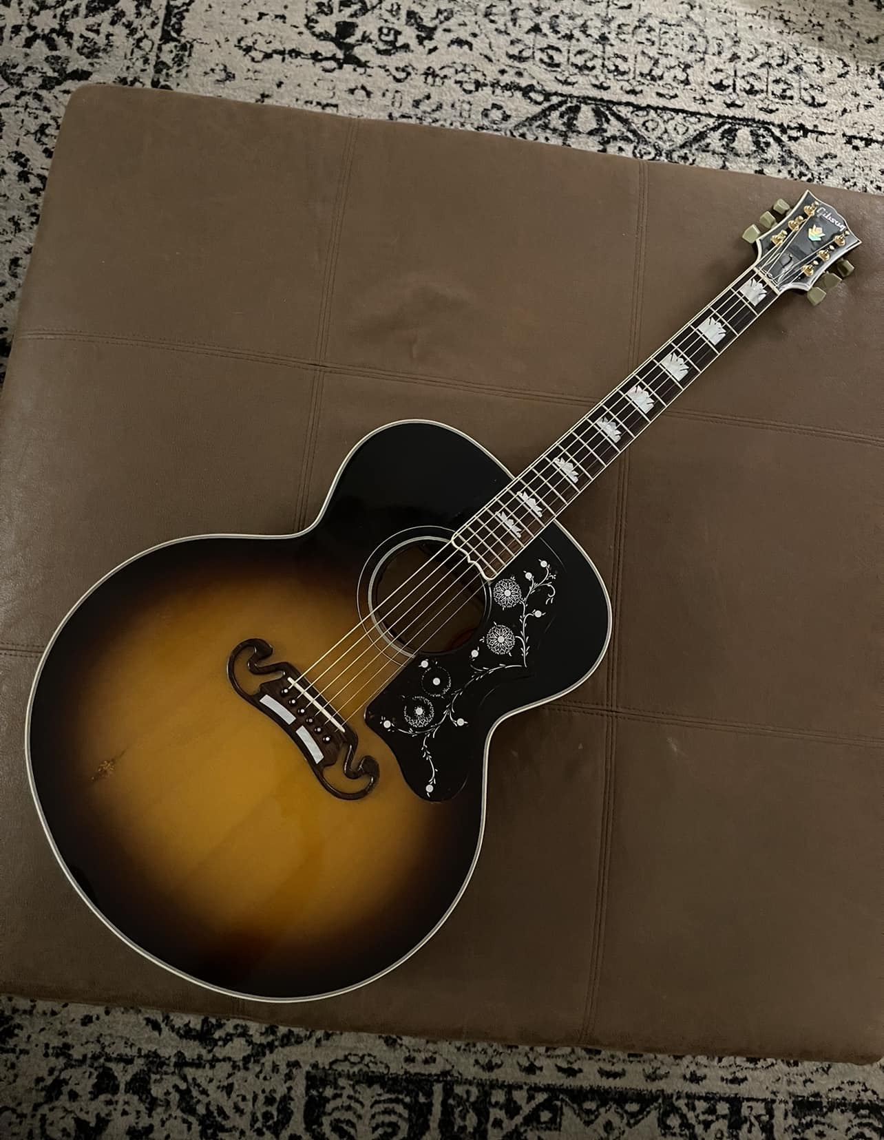What makes the 1994 and 1995 Gibson J-200 sunburst models special?