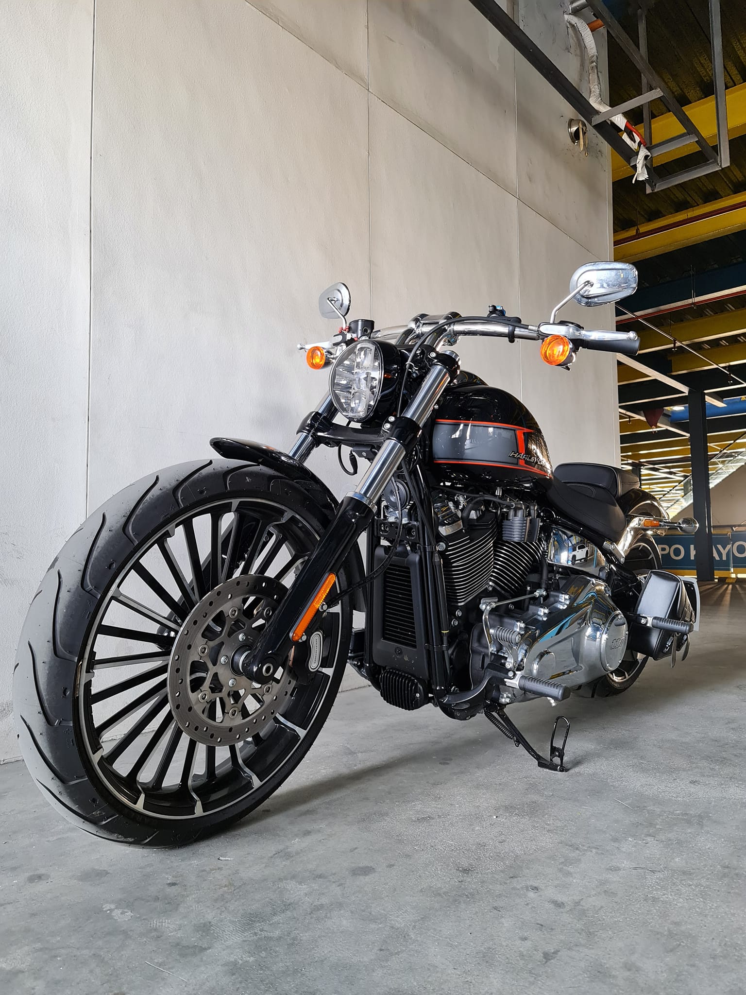 SOFTAIL BREAKOUT 117 Midnight Firestorm with ghost flames The