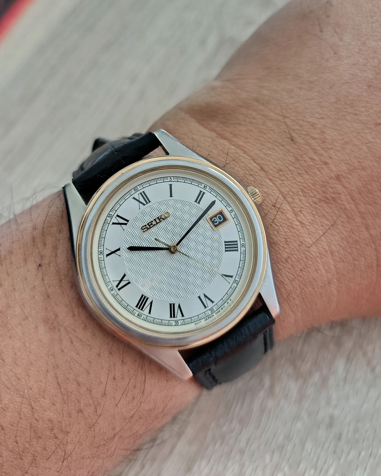 This is a Seiko Quartz watch with the 7N42 movement. Details 