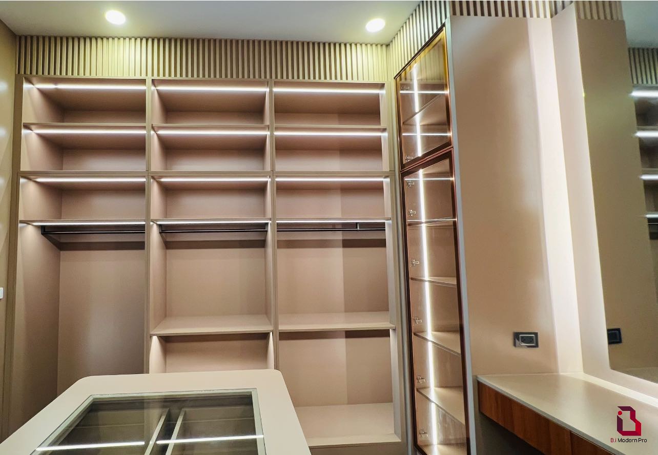 B.i - 🔹 Walk-In Closet 🔹 เราสร้างสรรค์งานตกแต่งภายในระดับ High-end ด้วย ...