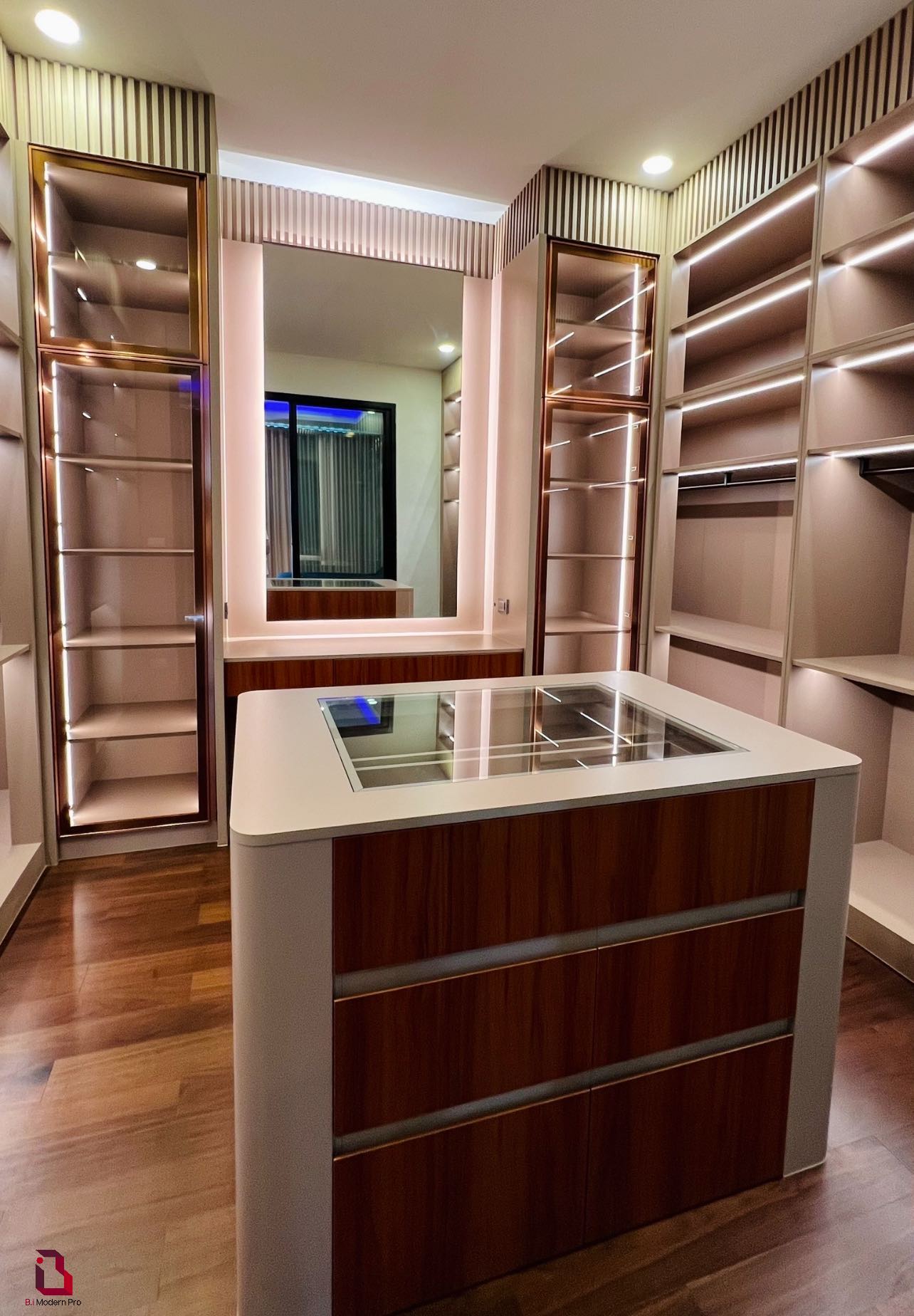 B.i - 🔹 Walk-In Closet 🔹 เราสร้างสรรค์งานตกแต่งภายในระดับ High-end ด้วย ...