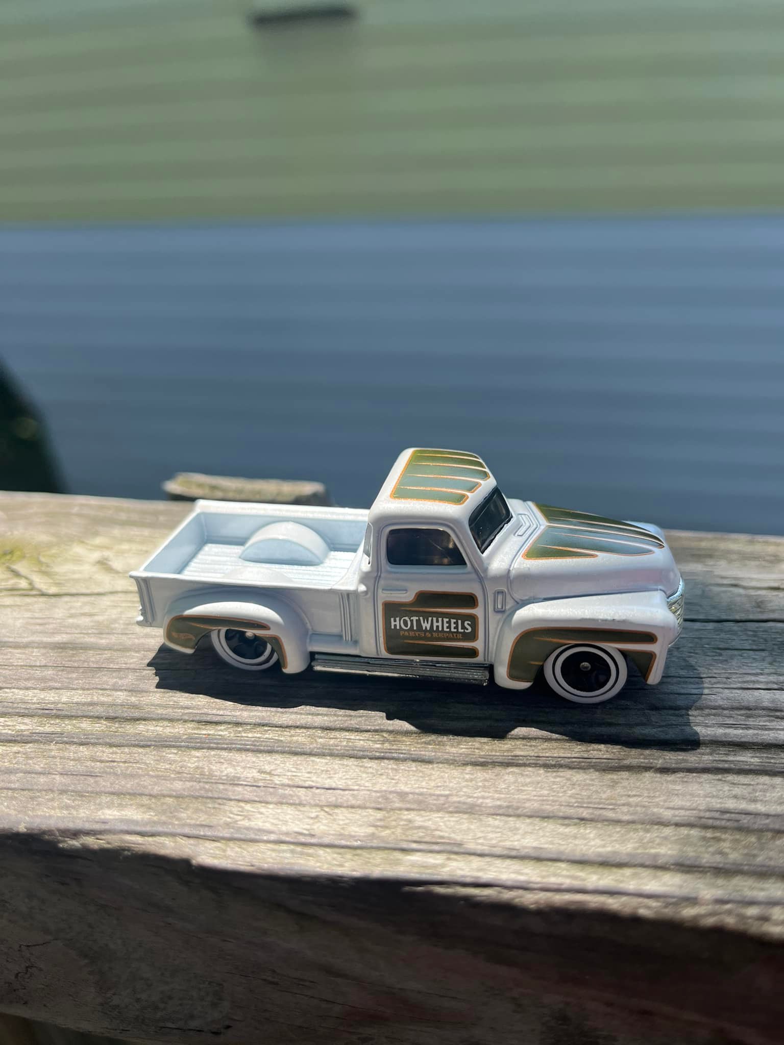 2008 hot wheels 52 chevy pickup holiday edition?