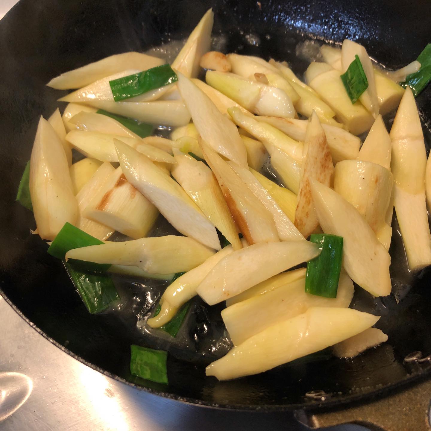 金雞湯 - 「雞汁煨筍」🤗﻿ ﻿ ·皎白筍五根滾刀切﻿ ·蔥一支切段﻿ ·蒜頭2顆拍扁﻿ ·雞油ㄧ大匙﻿...