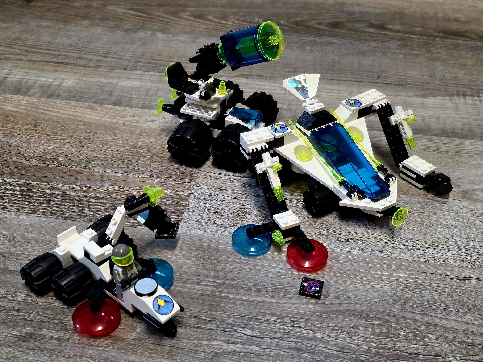 Exploriens Scorpion Detector and Alien Fosilizer Lego sets