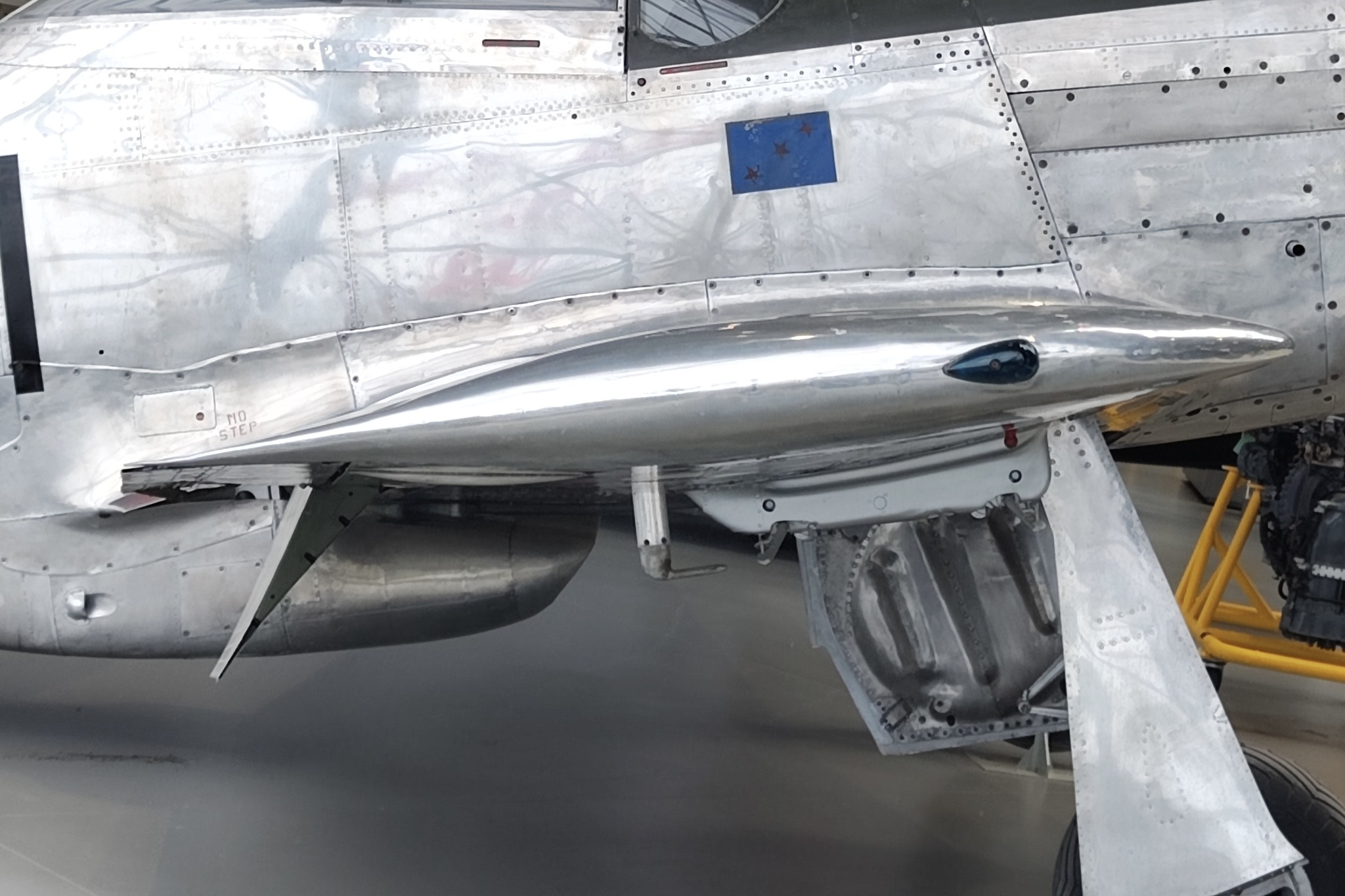航向三萬英呎 - 翼尖的Laminar Flow Airfoil，同時可以觀察到翼根的翼剖面的Trailing Edge位於較下方，因此翼根翼 ...
