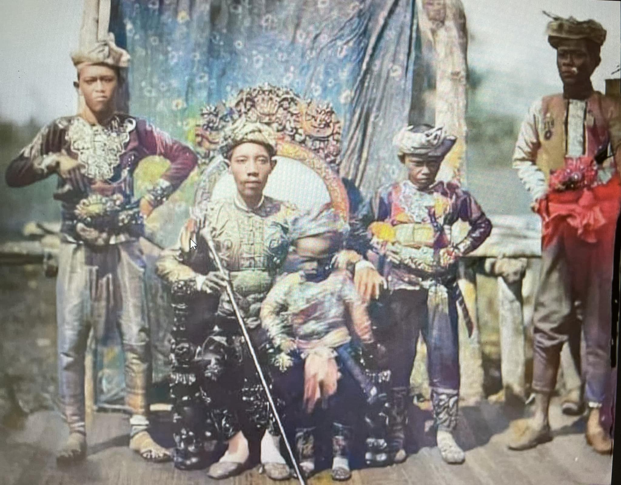 The Sulu - Sultan Jamalul Ahlam with his three sons:Raja Muda Datu ...