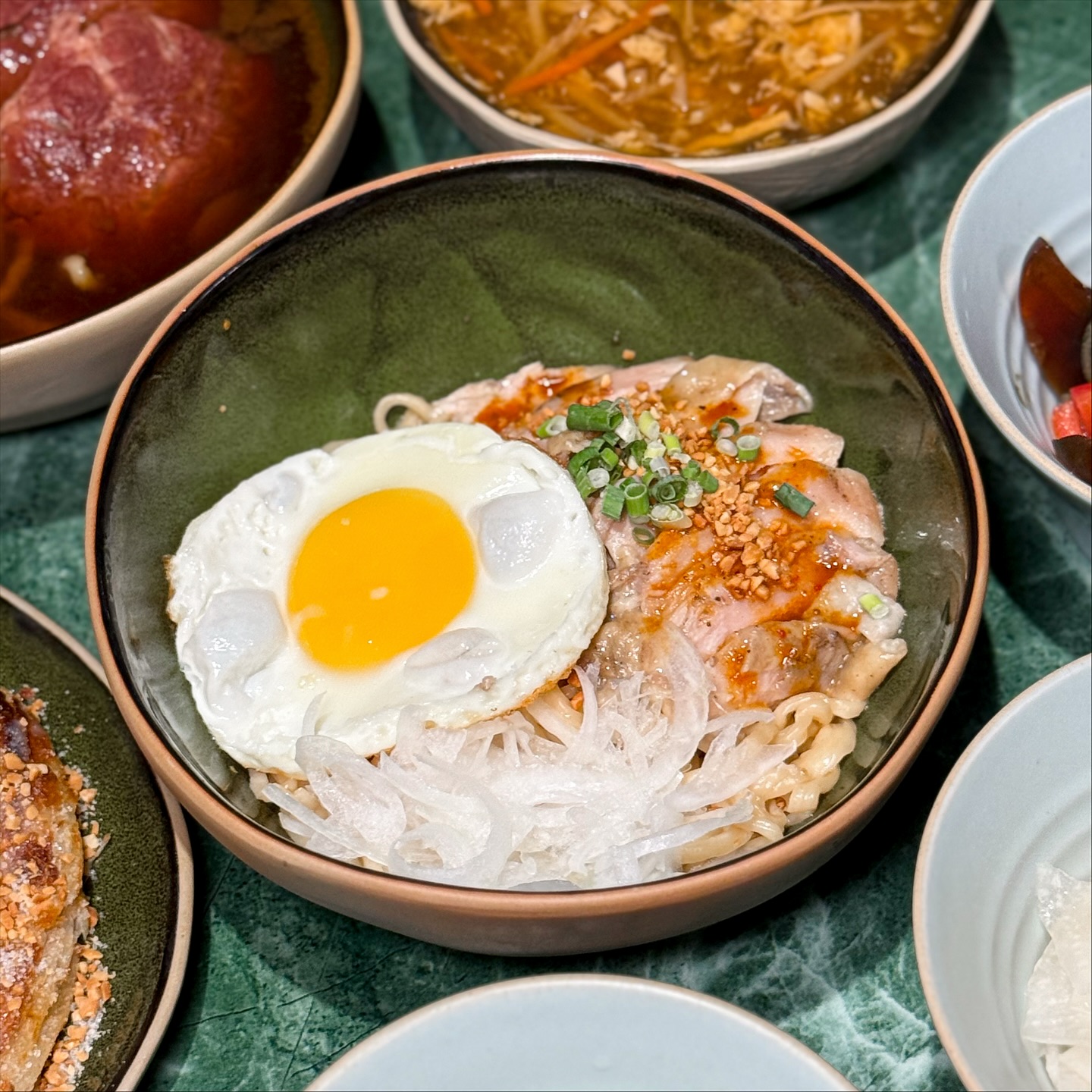 Pin嚐高雄 - Pin嚐高雄 added a new photo — at 酥香居一窩絲-文山店.