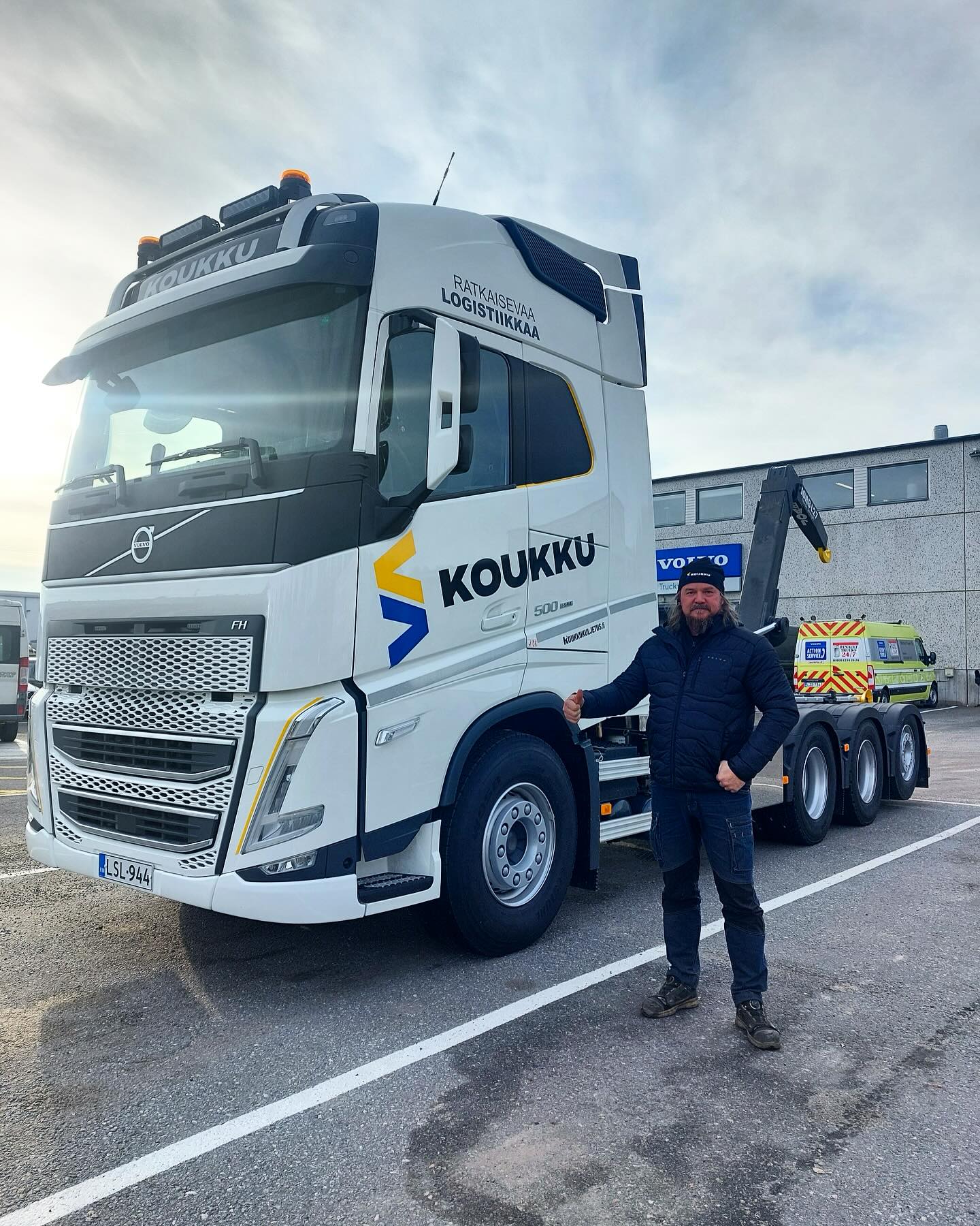 volvo-trucks-suomi-luovutettu-koukkukuljetus-oy-lle-kokkolaan-kaksi