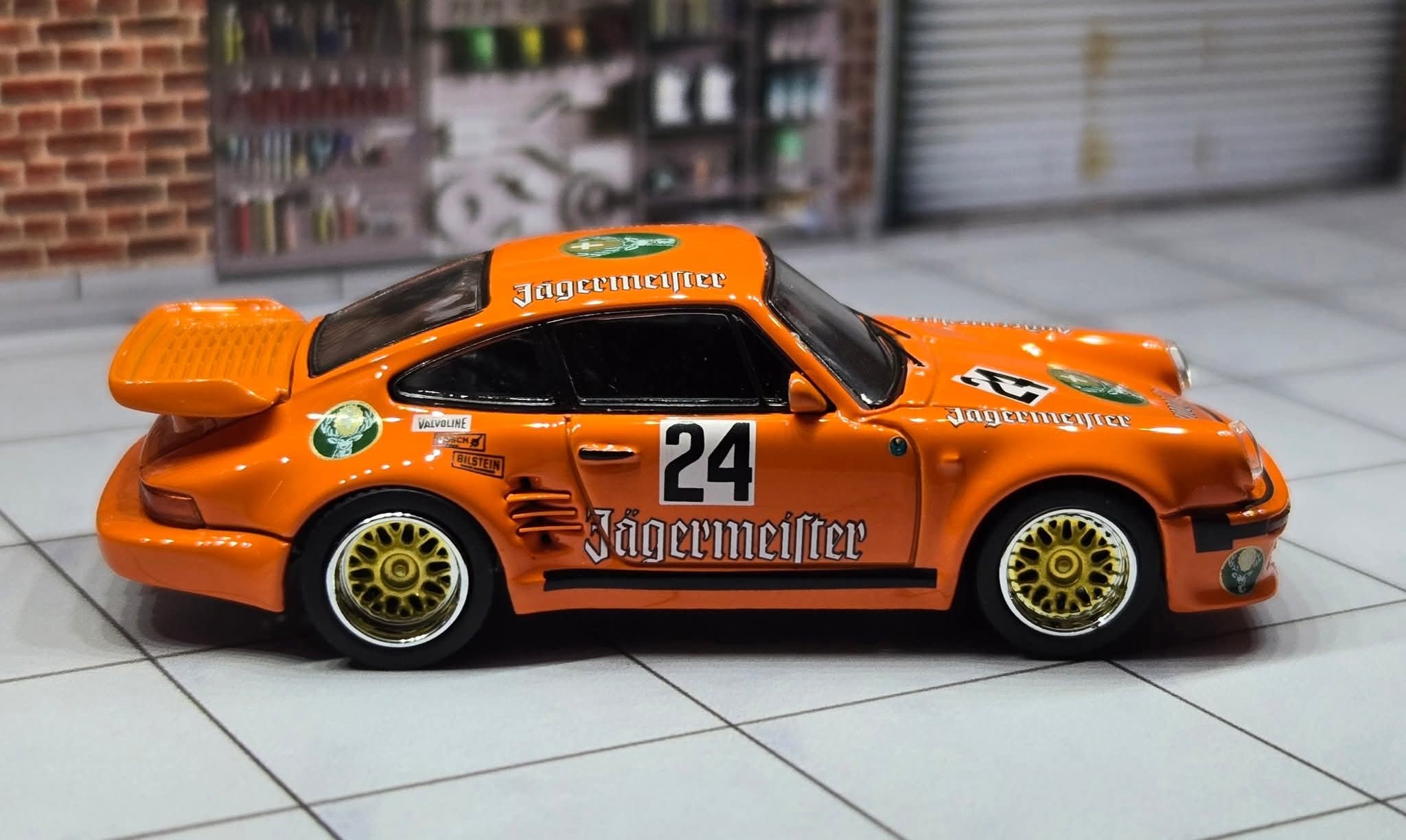 1/64 Master Models 1977 Jägermeister-Momo Porsche 911/930 I love