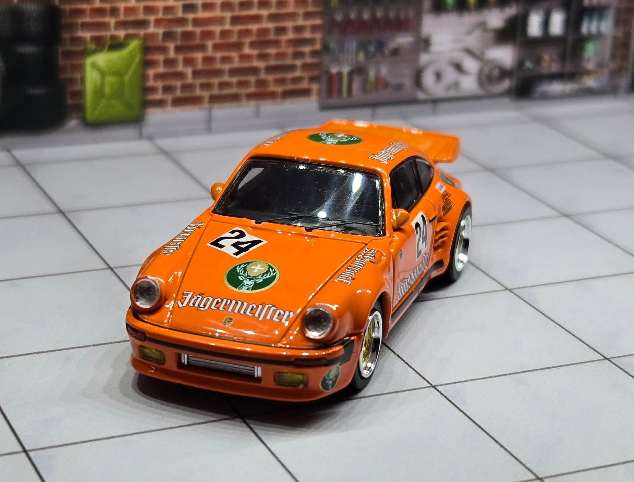 1/64 Master Models 1977 Jägermeister-Momo Porsche 911/930 I love