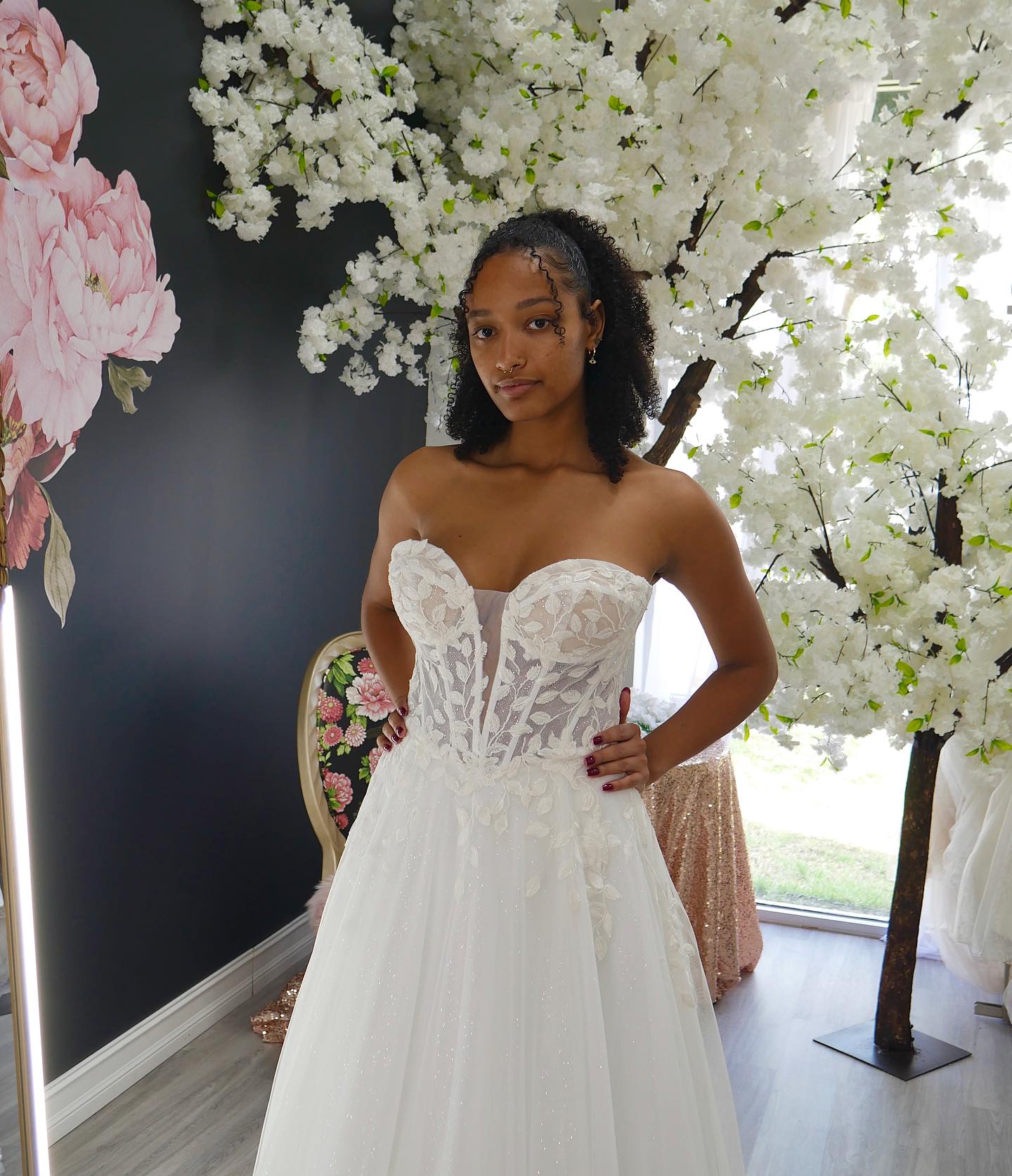 At Bella Bridal, we have a huge selection of discounted designer gowns in sizes 0-22! Looking for off-the-shoulder, strapless, lace, laceless, or mermaid gowns? We have those and even more 👰‍♀️💞 ✧