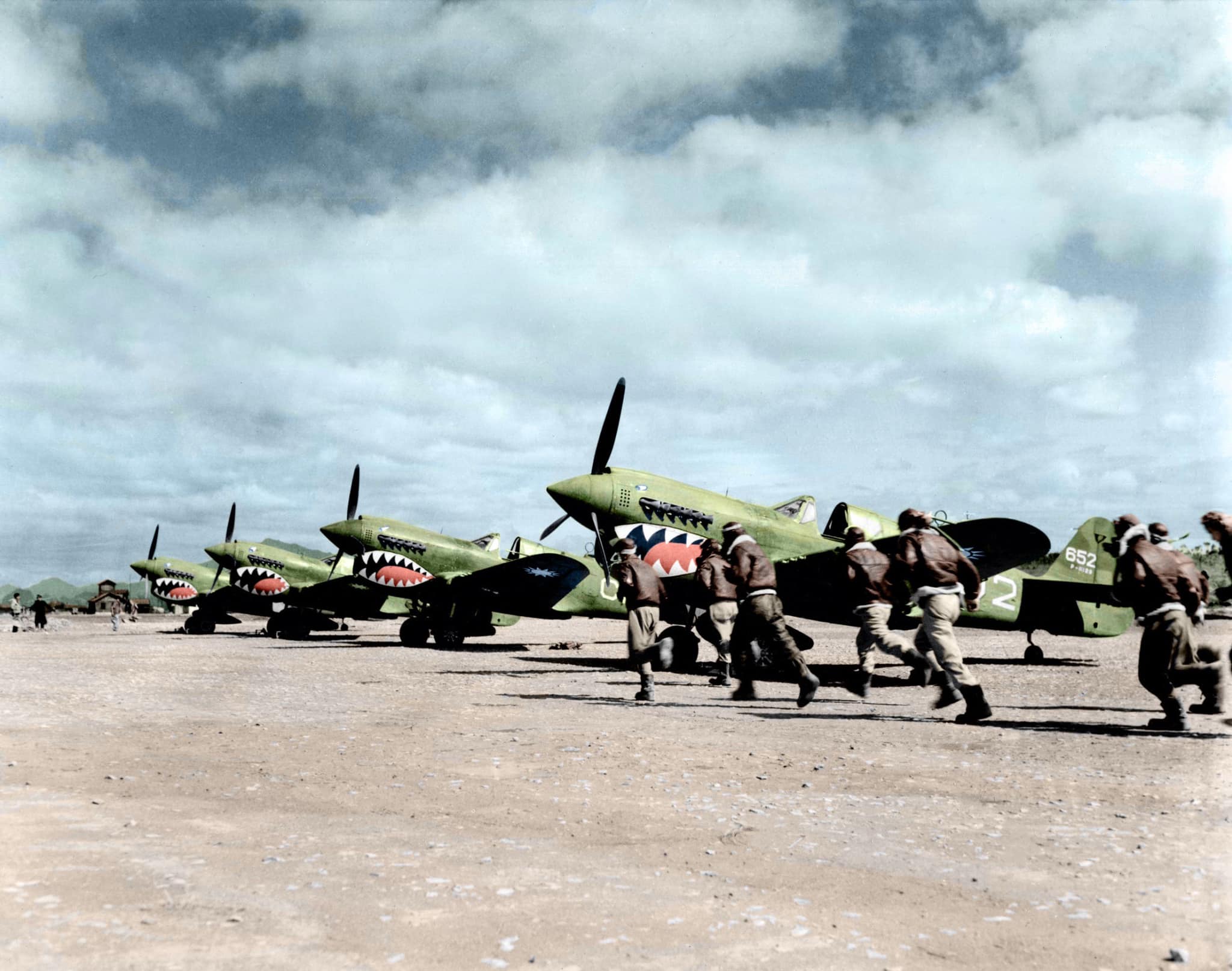 徐宗懋圖文館 - 飛虎隊P-40「雛鷹」的威力 1943年，昆明機場，美國飛行員正在機場上跑步，作為緊急升空的訓練一部分。旁邊停靠的是航空志願 ...
