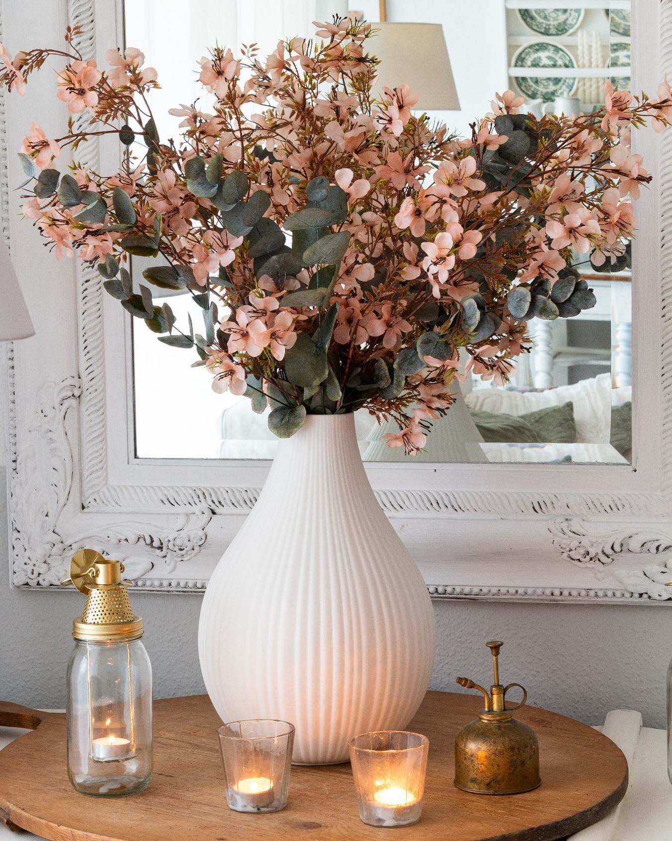 Perfect Match: Unsere Vase Rills und der hübsche Strauß aus Kirschblüten und Eukalyptus lässt bei @villa_koenig den Frühling einziehen.🌸💫 Wer ist auch Team Kirschblüten? . . . #depot #depotonline #d