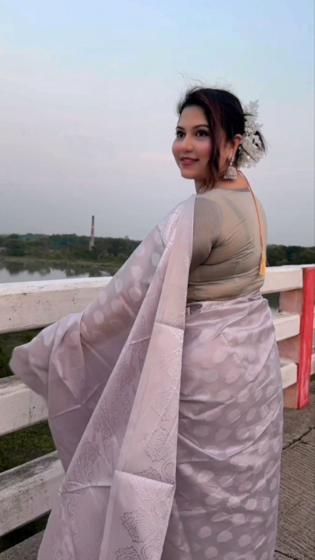 Sadia - বিবাহিত মহিলাদের প্রতি ছেলেরা এত পা'গল হয় কেন😭 | Facebook