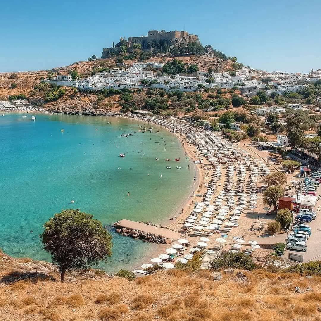 Verrückt - Lindos, Rhodos 💙 Lindos ist ein typisch griechisches Dorf ...