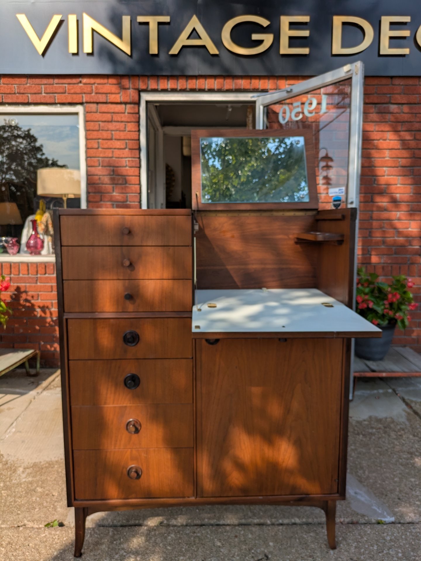 Lily's Vintage Decor added a new... - Lily's Vintage Decor