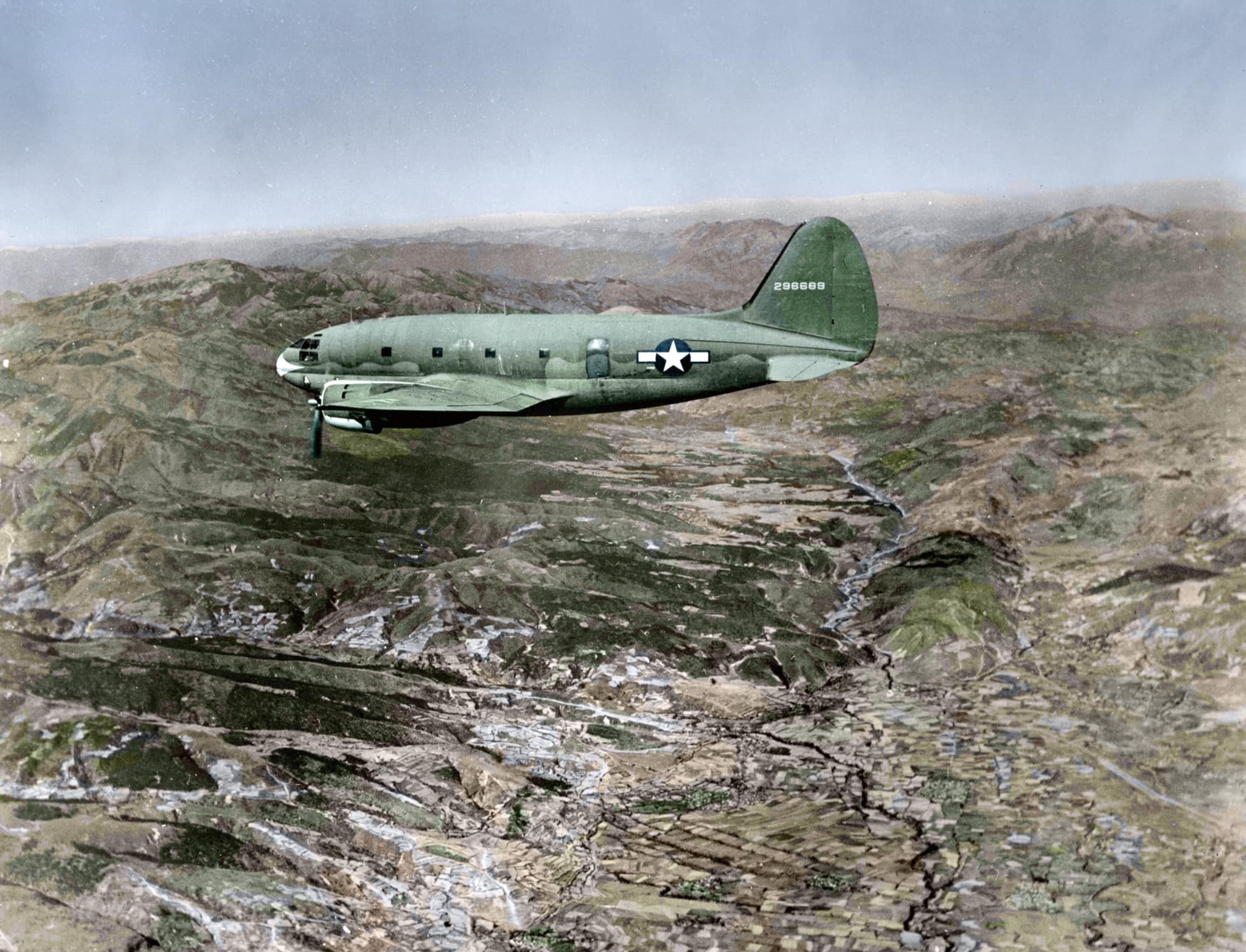 徐宗懋圖文館 - 「駝峰航線「的主力飛機的雄姿 1945 年1月，一架美軍的C-46運輸機正飛越中國西部的山區，這一型號的運輸機1942年入役 ...