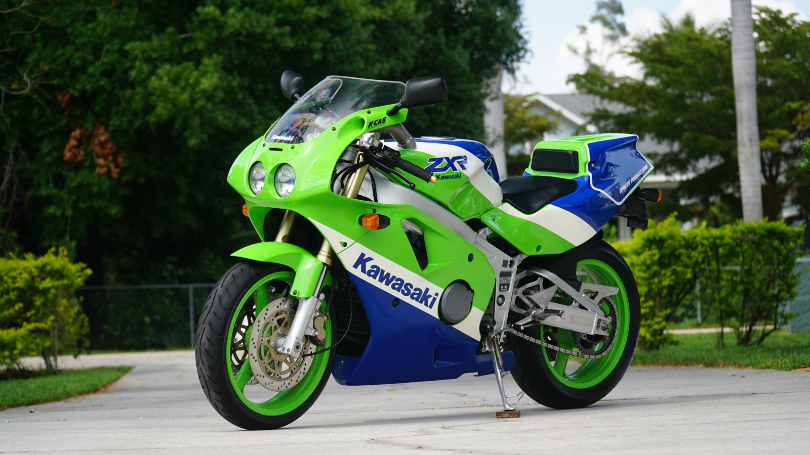 Check out this beautiful 1999 Kawasaki ZXR400 L9 with only 13,800