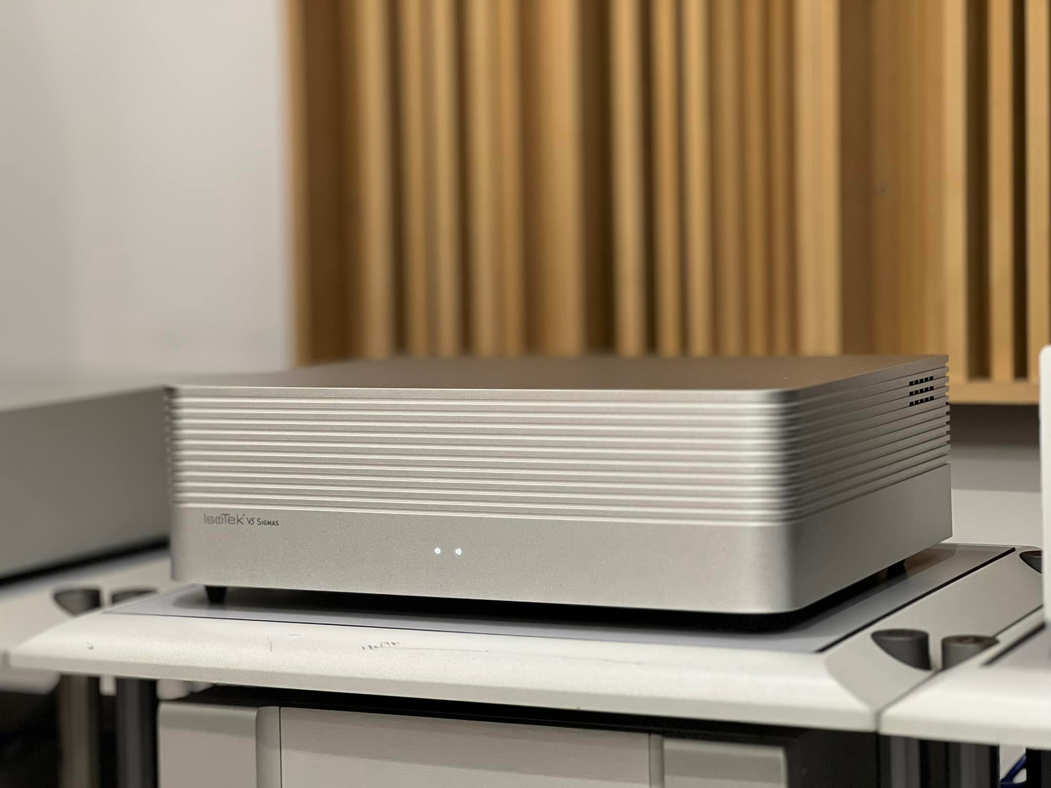 IsoTek Systems 最新產品 #V5Sigmas 於 統元音響... - 傑富音響 Jeffu Audio | Facebook