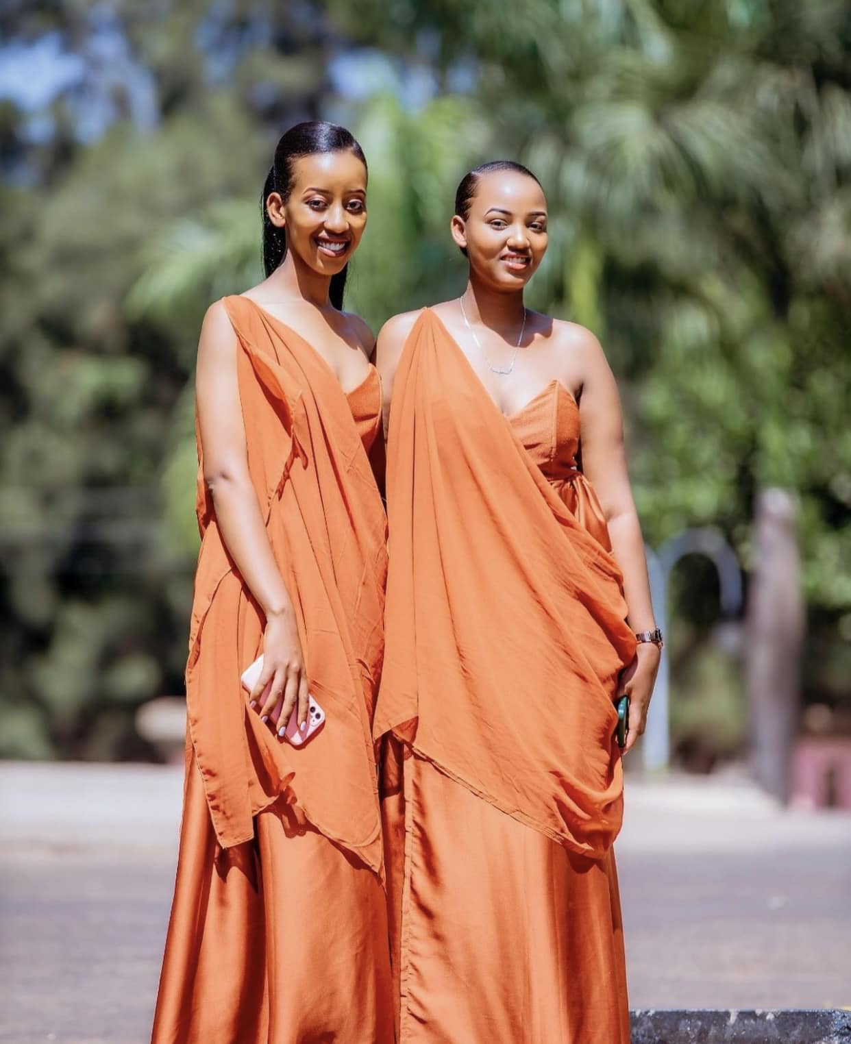 rwanda dresses for ladies The umushanana is the traditional ceremonial dress of women in Rwanda🇷🇼. It consists of a wrapped skirt bunched at the hips and a sash draped over one shoulder, typically worn over a dresser_pull